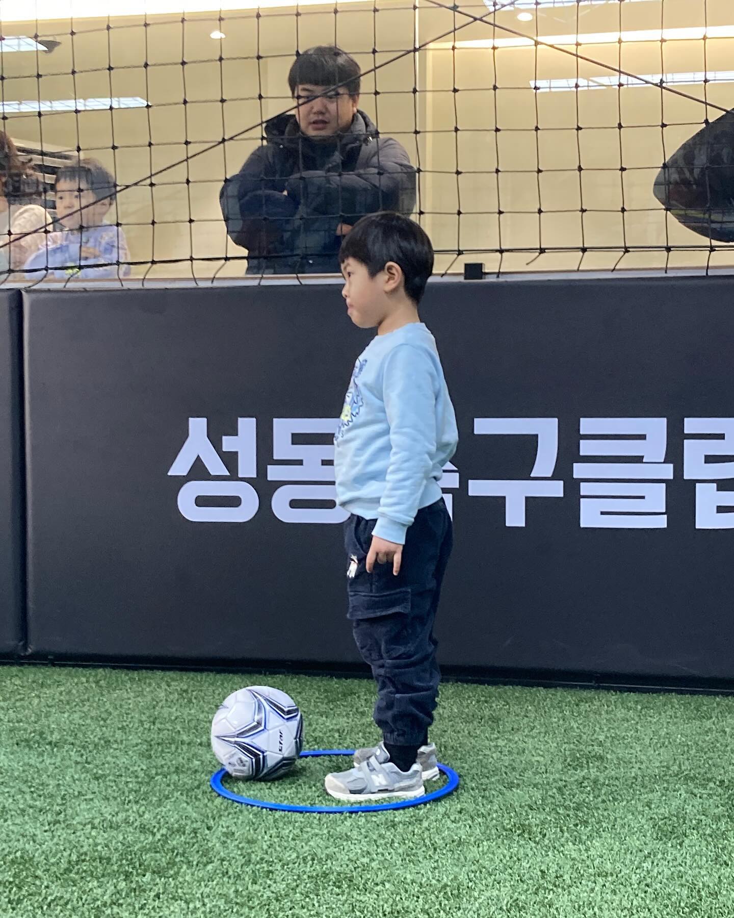 👶🏻D+1329 우리 아들 첫축구!!
수영에 축구까지 하고싶은게 많은 기현이
놀교에 친구가 미술학원도 다닌다며 자기도 미술학원 보내달라는 
하고싶은게 많은 기현이 …👶🏻 
그래그래 하고싶은거 다 해 우리기현이 🤍
요즘 아가가 아닌 제법 어린이같은 아들 
기어다닌게 엊그제 같은데 정말 훅 큰거같다 
말만 잘들으면 우리 기현이는 정말 1등아들인데 ..ㅎㅎㅎ;
그러기엔 너무 개구쟁이짱구 ㅋㅋㅋㅋㅋ
아빠가 뱃속에서 딱 하나 바라던게 
아이답게 밝게 자라다오 한가지였는뎈ㅋㅋㅋㅋㅋㅋ
증~~~말 밝게 자라고있다 😊🤍
담주엔 낯가림이 덜 하길 기대할게 🫶🏻