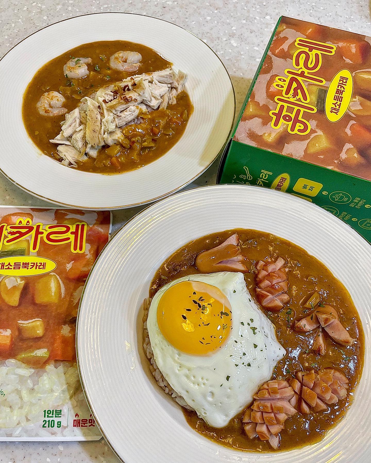 #협찬#제품제공

휘카레에서 제공받은 신제품 ‘채소듬뿍 매운맛’ 카레😋

넉넉한 210g으로 푸짐한 양인데, 1인분에 170kcal인!!! 
게다가 국내산 채소로 만든 채소카레인만큼
다이어트로 가능한 카레예요✨

토핑으로 계란프라이, 비엔나소세지, 닭가슴살, 새우 다 넣어봤는데요,,ㅎ
일단 카레가 맛있어서 그냥 다 잘어울리고 맛있어요!ㅋㅋㅋ
그래도 저랑 남편의 원픽은 계란프라이,,🥹🍳
꼭 같이 드세요! 노른자 톡 터뜨려서 먹으면 정말…
집에서도 카레전문점보다 더 맛있는 식사 가능하답니당🫶🏻

앞으로 카레는 휘카레로 정착!😋🩷

🩵인스타그램 -> hwicurry

#휘카레토핑챌린지 #야채카레 #채소카레 #2분카레 #카레 #쿠팡 #컬리즉석카레 #카레맛집 #맛있는카레 #즉석요리 #가정간편식 #간편식사 #자취요리 #자취생필수품 #자취생선물 #저칼로리카레 #채식카레
