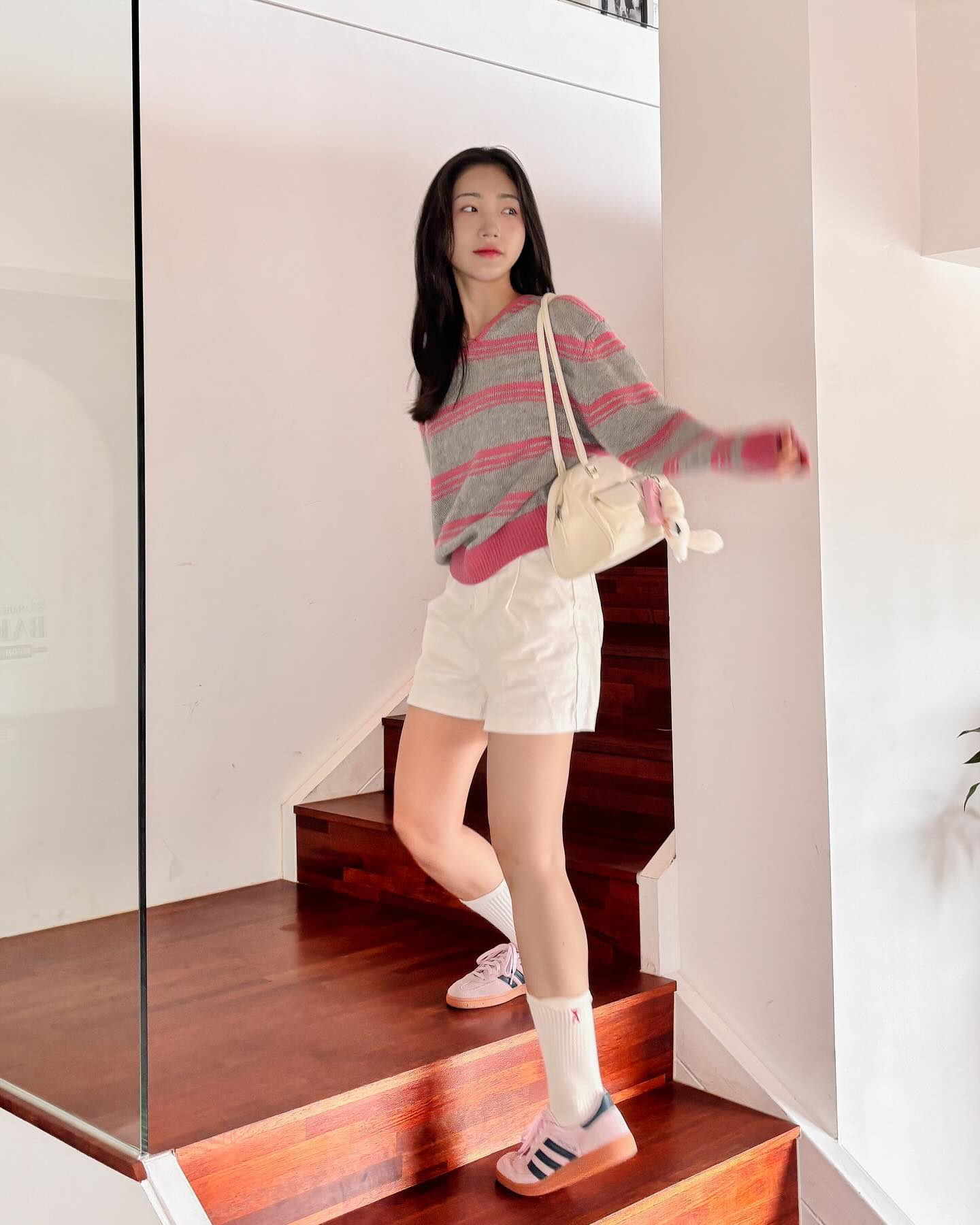 #광고 vanone_atelier 

핏부터 소재감, 니트 패턴과 컬러까지 마음에 쏙 들었던 #반원아틀리에 24fw #가을니트 •• 🍂 이번 가을 코디에 두루두루 입어야지 🤍