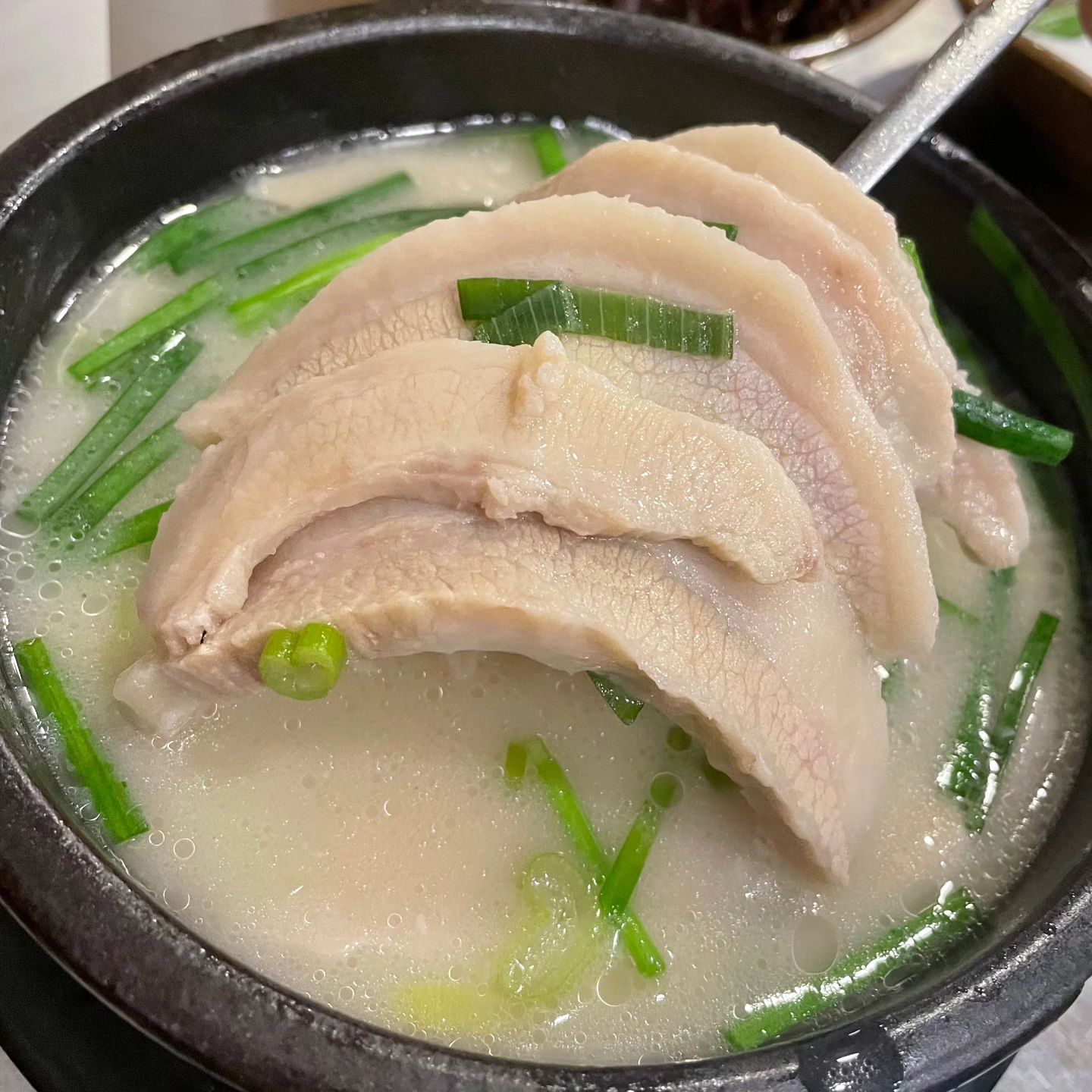 🥘 수변최고돼지국밥 민락본점

📌 위치 : 부산 수영구 광안해변로370번길 9-32
⏰️ 시간 : 24시간 운영, 연중무휴

부산하면 떠오르는 음식 중 하나가
돼지국밥이죠!?
어디를 가서 먹어야하나 고민하다가 사람이 제일많이 찾는다는 수변최고돼지국밥으로 갔습니다!!

주말기준 점심 피크시간보다 조금 일찍 갔는데 웨이팅 80팀..
두시간정도 웨이팅하고 맛볼수있었어요🤣

특이하게 항정살이 가득 들어있어서 돼지 기름 특유의 고소한맛이 진했고
국물맛도 진했습니다!!
항정살은 밥위에 올려먹기도했고 따로 쌈장에 찍어 먹으면 고소하고 부드러웠습니다
수육도 부드럽고 맛있더라구요🤩🤩

#수변최고돼지국밥#민락동돼지국밥#부산돼지국밥#민락동맛집#부산맛집#부산국밥맛집#부산돼지국밥맛집#민락동맛집#해운대맛집#해운대돼지국밥#광안리맛집#광안리돼지국밥#먹스타그램#먹스타#맞팔해요#먹팔해요#먹팔#좋아요#좋아요반사