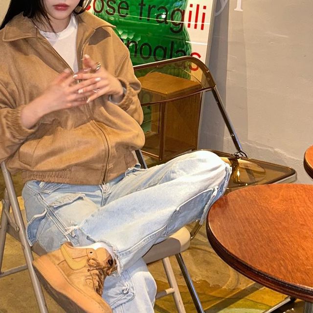 김리하 on Instagram: "#광고 @vivabrown_official @oddcircle.official #비바브라운스웨이드자켓 #비바브라운레더자켓 동물성 원료가 아닌 비건스웨이드 자켓 베이지랑 크롭 기장에 투웨이 지퍼로 구성된