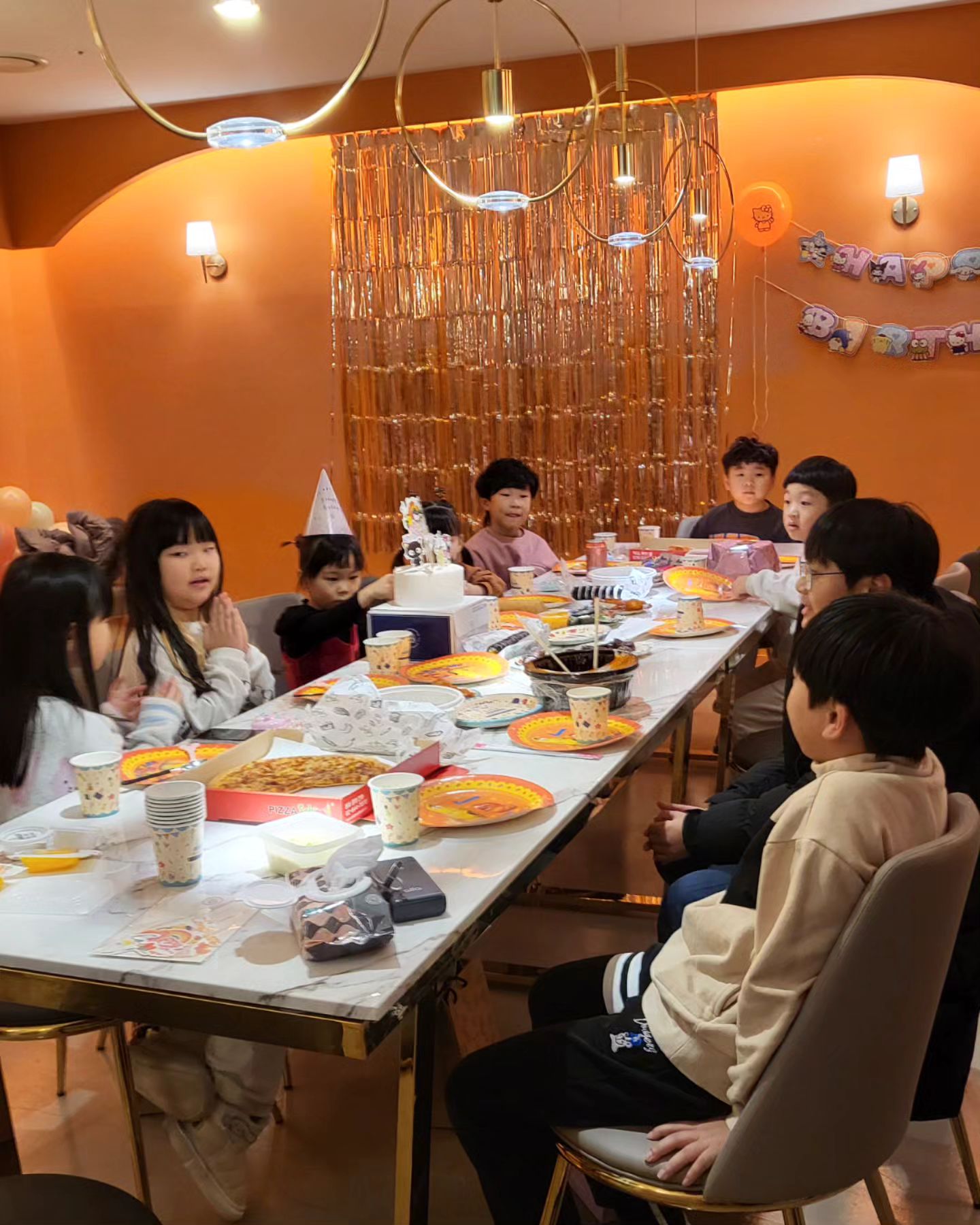 우리 하령이 생일
.
내새끼 생일챙기기도힘든디 넘의시키 생일까지 챙기며 하나둘 다 모아 챙겨준 생일.
말로 다 할수없는..잊지못할 생일을 선물해주심
생일 축하해 하령아 사랑해
.
#인복많은여자

같이 참여못해 미안하다는 주란언니  케이크라도 보내주시고
아덜래미 아파두 와주신 은갱언니
갑작스레 외주신 윤진언니
모든걸 준비한 재니언니

감사한 하루를 보낸 오늘♡♡♡