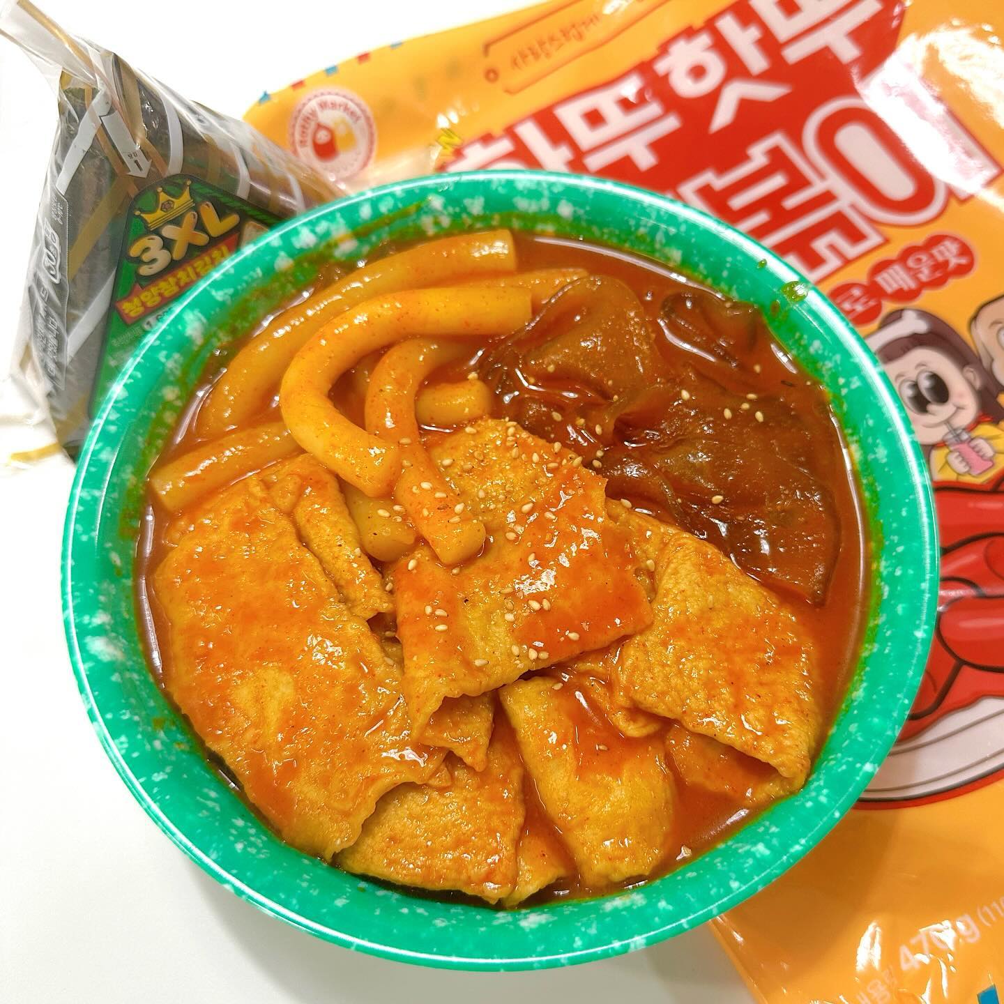 #협찬 #로시마켓 #하뚜핫뚜떡볶이 

떡볶이러버 일주일에 한번은 꼭 먹어야죠😋
오늘은 매운맛 조절이 가능한 #도로시떡볶이 먹었습니다!
 
어른아이부터 어른까지 맵기 조절이 가능해 
함께 즐길 수 있는 맛있는 #떡볶이밀키트 입니다‼️
 
급속냉동으로 쫄깃함을 살린 길다랗고 얇은 밀떡에 
어육함량이 79%인 부산 어묵을 넣고 
쫄깃한 #중국당면 인 #로시당면 넣어 간편하게 만들었어요ㅎㅎ
 
물에 양념장을 풀고 재료를 다 넣고 끓이면 끝!

매운맛 진짜 조금 넣었는데 입술이 얼얼했어요🔥
그래도 맛있게 매워서 다음에는 더 맵게 만들어 먹어봐야겠어요ღ

📌구매링크
https://rothymarket.com/
https://smartstore.naver.com/food1981
._.
#매운떡볶이 #간단식사 #밀키트 #밀떡 #먹기편한 #분식의달인 #떡볶이맛집 #떡볶이덕후 #쫄깃당면 #중국당면원조 #국내생산당면