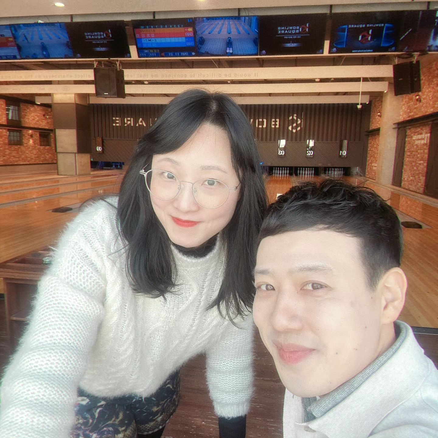즐거운 주말☺️
결혼 7년차, 만난지 11년차가
되어가니 저흰 항상 주말에
뭐할지 계획하는게 큰 일 이에요!
배드민턴, 헬스, 등산 등등
둘이 같이 할 취미찾아 삼만리ㅋ
시도는 많이해도 아직도 고정된 취미가 없어요🙃
볼링 첫 판은 재밌었는데 
두번째 판에서 급 흥미떨어져서
요것도 지속하지 못할것같은 너낌ㅋㅋ
다들 꾸준히 같이 하는 취미 
어찌하시는건가요~ 😭
그래도 계속 또랑 빠지다가 공 잘맞아서
즐거워하는 귀연 신랑 영상 건졌으니
요걸로 만족!
곱창전골에 소주, 볶음밥까지 먹고
먹태에 맥주 수다로 마무리~!
담날은 시할머니 생신으로 진천 내려가서
시댁과 즐거운 시간 보내고 주말 알차게
보냈숩니다! 
(우리의 취미찾기는 계속된다아아🤣)

#단단부부
#주말일상 
#부부취미생활
#어떻게지속하나
#취미찾아삼만리
#볼링