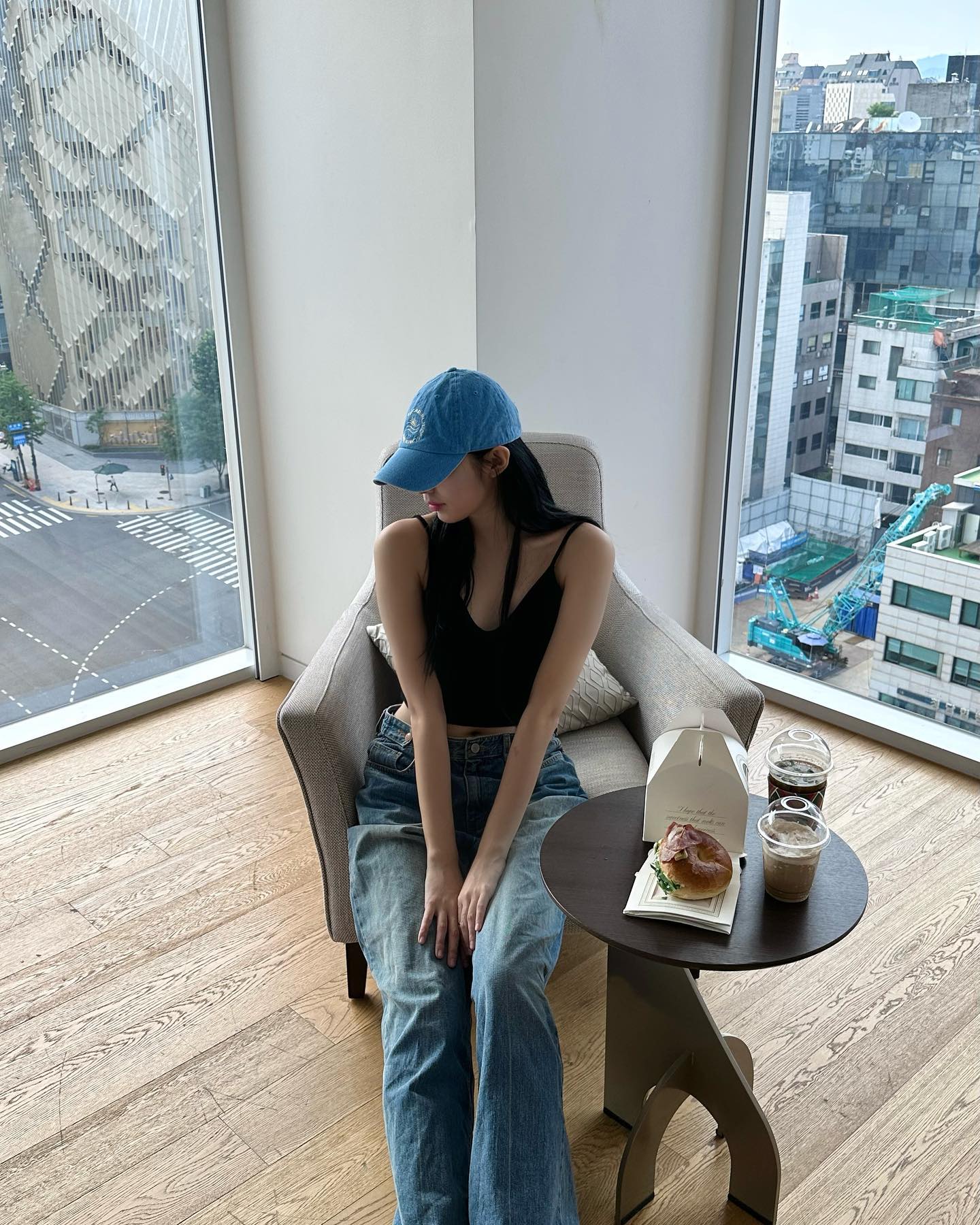 #광고
호캉스엔 앤티크지☕️🤎

흑 요즘 넘 정신이 없어서
너무 오랜만…이에효 🥲

신세계 경기점에
앤티크커피 OPEN🎉

오픈하자마자 진짜 핫플…🤩✨✨
앤티크커피 진짜 조아하눙데
집 주변에 생겨서 햄볶…합니다 🤎

죽전 신세계 가면
사람들 다 여기 있더라요!

매장 진짜 예쁘고 케익 종류 짱 많고
제 최애 베이글까지 🤤

메뉴도 다양해서 
행복한 시간 보내구 와써요 🫶🏻

케익이랑 베이글도
포장까지 센스있게 해주셔서
전 사실 호캉스가서 먹었둡니댜..♥︎

아직도 안 먹어본 사람? 🙋‍♀️
안가면 진짜 밥팅 ~ 🤎

🍰앤티크커피 신세계백화점 경기점
🤎경기 용인시 수지구 포은대로 536 신세계 9층
🤎050713201961

#앤티크커피 #아인슈페너맛집 #아인슈페너 #신세계백화점경기점 #경기신세계백화점 #용인카페 #죽전카페 #용인가볼만한곳 #용인놀거리 #용인맛집 #데이트코스 #실내데이트코스 #용인데이트 #용인디저트맛집 #신세계백화점죽전 #신세계백화점죽전점