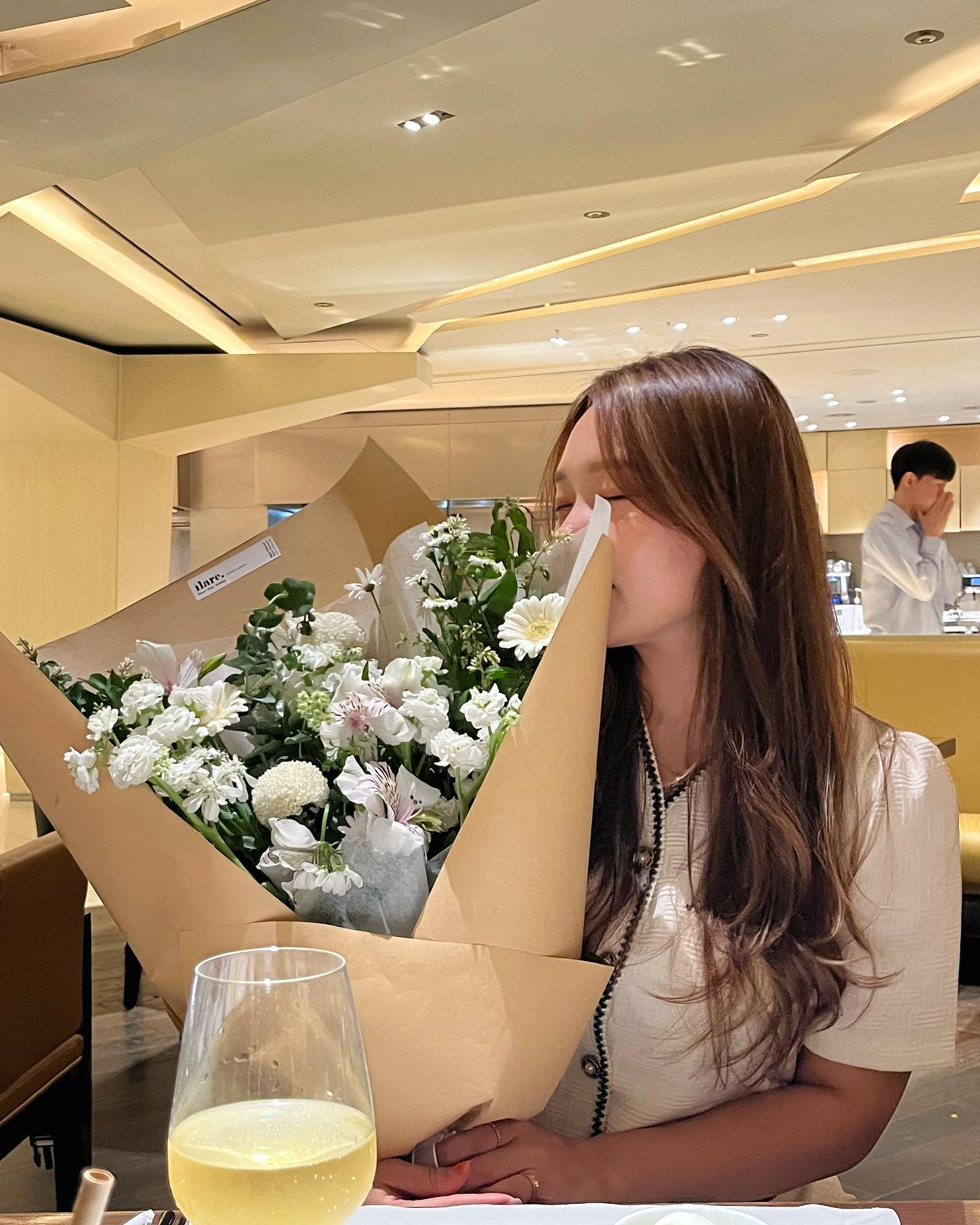 W+100일 기념🤍
오늘 내 생일인가보다 처음 받아보는 대왕꽃다발에 호텔뷔페 즐기기
어머님께서 금팔찌까지🥹
사랑 많이 받고 사는 나날이 행복하다
결혼은 좋은 것👍🏼