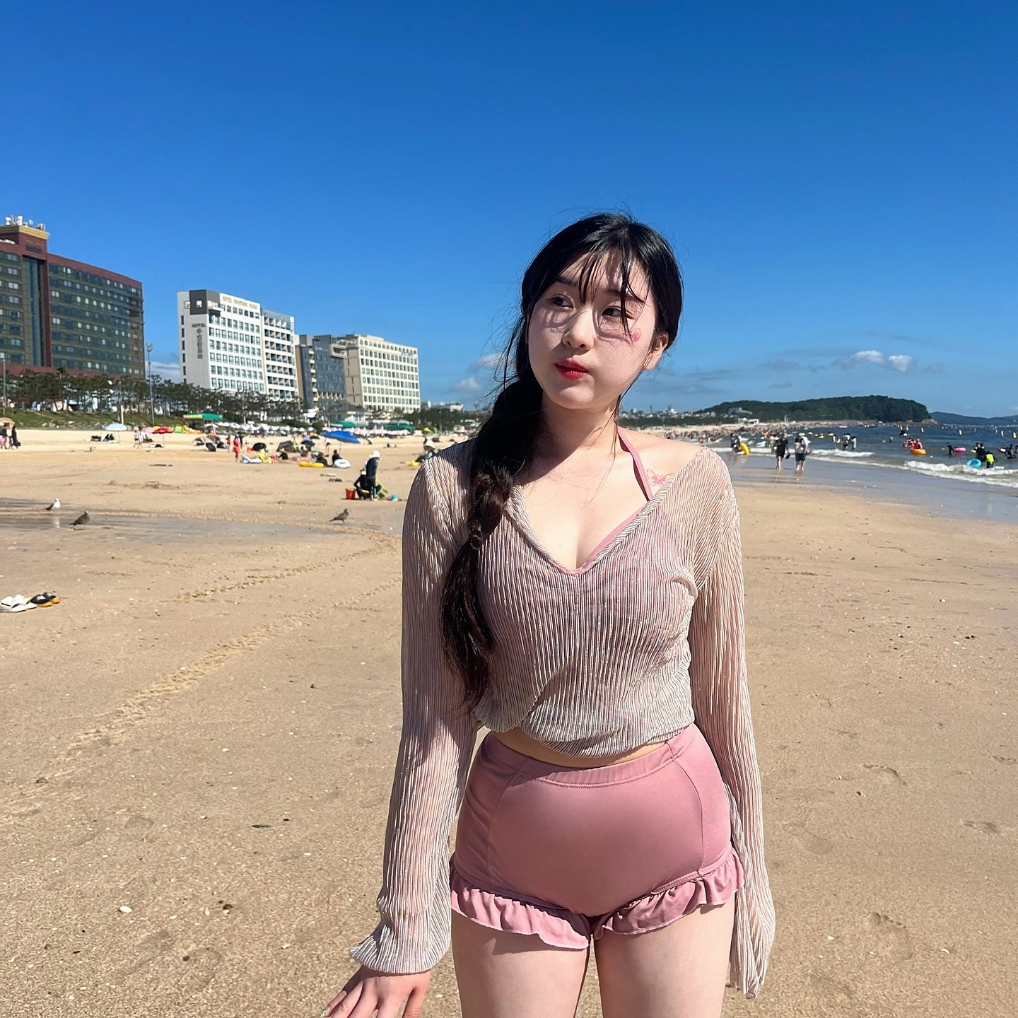 물노리는 항상 재미져 🐟🫧

키보 더블 래트팅 젤아이라이너로 눈화장 지워질 걱정없이 잼나게 놀다왔다 - ♡

밀크브라운하고 별빛솜사탕이 애교살 음영, 펄까지 담당해줘서 물놀이 다 즐기고도 멀쩡했던,,

발림성도 좋고 발색도 좋아요 🩷
.
.
.
#키보 #keybo #아이라이너 #더블래스팅젤아이라이너 #젤아라 #지속력메이크업 #아이라이너추천 #젤아이라이너