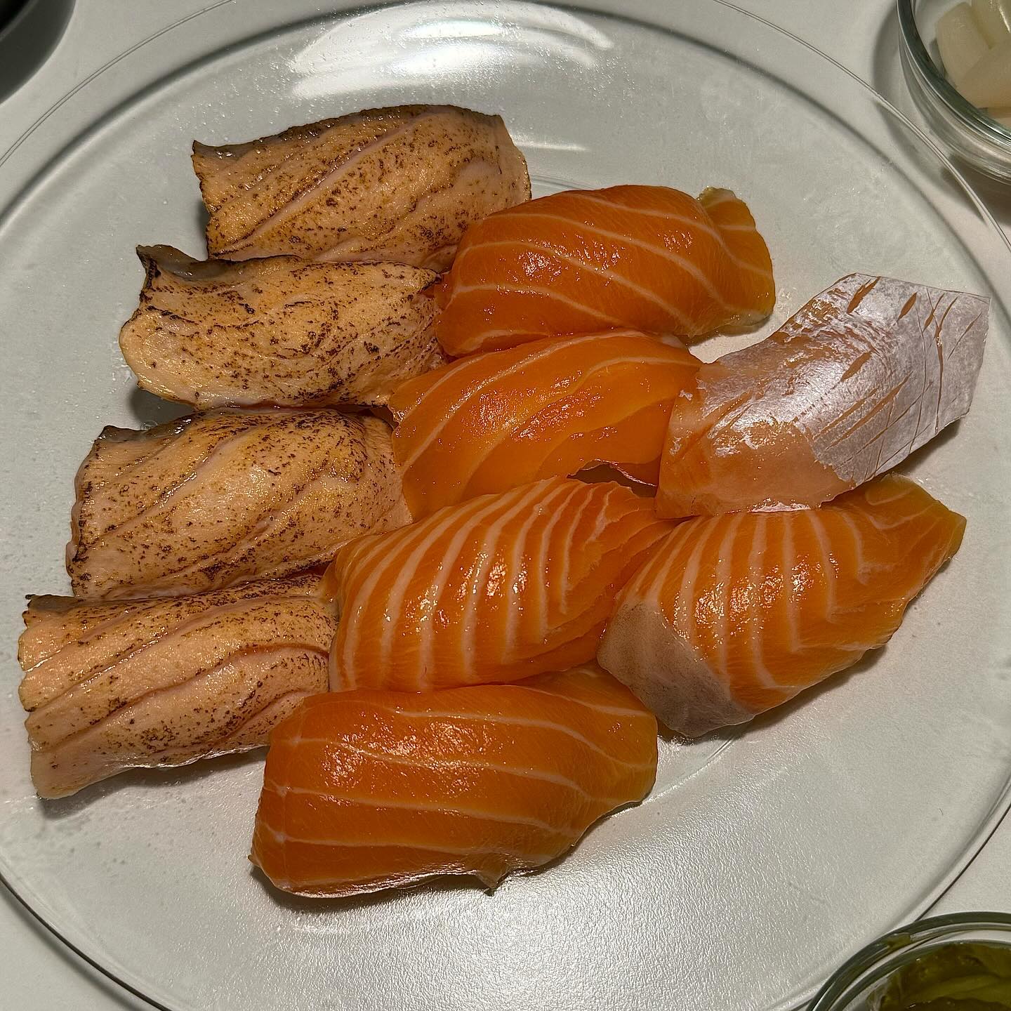 [성서계대 초밥맛집] #귀빈

오랜만에 초밥맛집 찾아따 .. 🩵

연어초밥 두툼하고 신선한게 한 입 먹자마자 단골되고싶은 맛✨
밥 양도 많지않고 적당히 찰기있는게 넘넘 잘어울렸서요

여기 좋은 점이 초밥 반접시 (6pcs) 메뉴가 있어서 
종류별로 먹어보기 딱 좋아요 -! 

구운 새우초밥 메뉴는 데리마요 3pcs, 구운새우 3pcs 구성
데리마요는 말그대로 데리야끼소스와 마요네즈가 올라간 메뉴 ! 
자극적인 소스라서 첫 입 먹었을때 넘 맛있었습니댜

새우 자체가 통통하구 신선한게 딱 느껴지는,,💗
거의 초밥 최애집될만큼 최고 ➰

명란로제파스타는 매콤함 표시 1개 있었는데
아주 살짝 매콤 느낌? 소스가 엄청 꾸덕한 느낌은 아니여서 계속 먹으면 좀 물릴 것 같은,, 맛이여서 조금 아쉽 ,,

☑️ 숙성 연어초밥 10pcs 15,000
☑️ 구운 새우초밥 6pcs 7,500
☑️ 명란로제파스타 12,000

📍 대구 달서구 호산동로35북길 38 1층
✏️ 11:30-20:30 (B.T 15:00-17:00)
*휴무일 네이버 & 인스타 별도 공지
🏁 gwibin_

#계대맛집 #성서계대맛집 #대구초밥맛집 #달서구초밥맛집 #계대초밥맛집 #대구새우초밥맛집 #먹팔 #맞팔