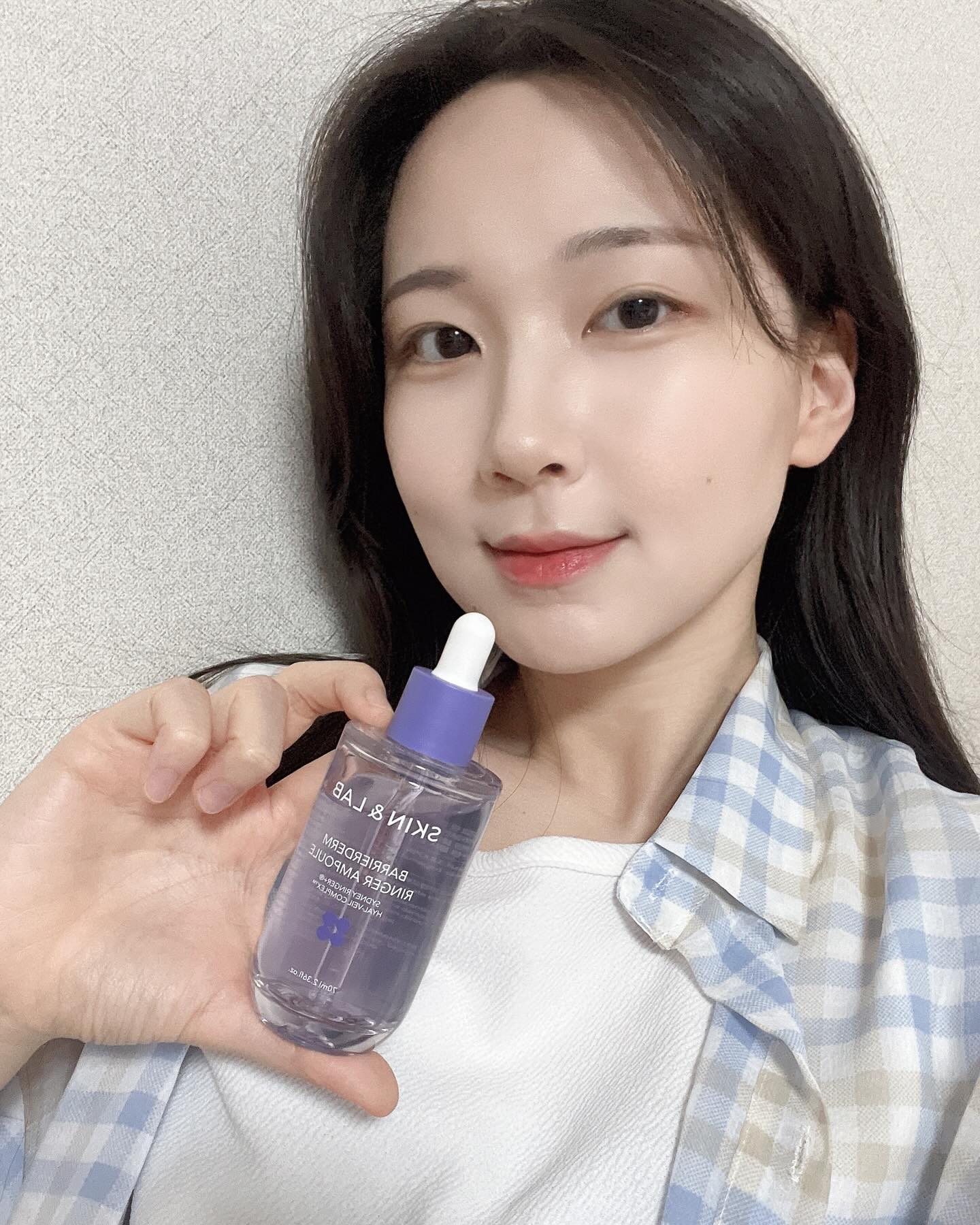 #제품제공

skinnlab_official 💜
건성에 민감성 피부인 제가 썼을 때 
당기는 느낌을 싹 사라지게 해줬던 #물보라앰플

묽은 제형이지만 발랐을 때는 살짝 무거운 느낌으로
피부 속에 수분이 든든하게 채워진 느낌이 들어요

여러 번 발라도 산뜻하고 빠르게 스며들어서
평소에 수분이 부족하다고 느끼신다면 레이어링해서
바르는 것도 추천드려요 :)

💚지금, 올리브영 온라인몰에서 만나실 수 있어요!

#스킨앤랩 #베리어덤링거앰플 #링거앰플 #물보라앰플 #수분앰플 #속보습앰플 #수부지앰플 #민감성앰플 #수부지피부 #민감성피부 #앰플추천 #장벽앰플 #속건조앰플 #판테놀앰플 #앰플 #올리브영앰플 #올리브영추천템