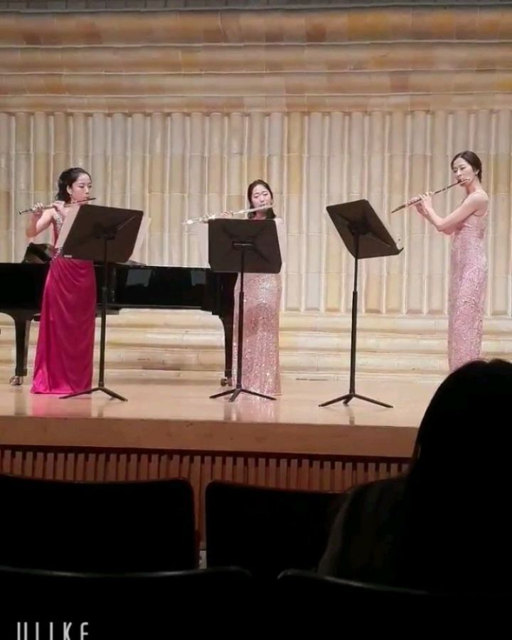 ♡
정말 다사다난했던 이번연주. 
드디어 끝! 연주하면서 이렇게 아픈적이 있었나 싶다.. 
감기와 마술은 호흡 악기엔 정말 쥐약인데..... 
어찌저찌 끝났습니다. 오예오예~ 
참 살면서 예상치 못한 많은 상황들을 겪는데 
연주뿐 아니라 태도와 준비하는 과정까지 성숙해지는 시간이었다고
감히 말해봅니다. 
3파트 연주자의 개인적인 사정으로 빈자리 함께해주신 
정혜원 교수님 감사드려요. 
연주 전날 부상으로 발목 다쳐서 힘들었을 
수영이 넘넘 고생했어 syunistargram
그간 우리 코코 일로 마음 많이 쓰고..
독감, 감기, 이래저래 날개뼈 담까지 컨디션 조절 힘들었던 나도! 
이번 연주는 음악얘기보다 아픈 얘기, 삶얘기  더 많이 나눈...
뭐 이런게 나이먹는거 아니겠습니까? 
근데 음악이 삶이라는 한줄을 남기며
저는 이제 좀 놀게요 ㅋㅋㅋㅋ 
오셔서 축하해주시고 응원해주신 많은 분들 감사합니다. 
인천에서 와준 넘 고마운 친구 
jiseon5255 지선이가 찍어준 영상 공유합니다.
세라믹팔레스홀은 영상 예쁘게 찍어주시던데 
받으면 또 공유하겠습니다. 
모두모두 감사해요 🎶💕
.
.
Trio for flutes - L.Zempléni 
1.Allegro
2.Adagio
3.Vivace
.
.
#플루트트리오 #젬플리니 #모두 수고했어요 
#세라믹팔레스홀