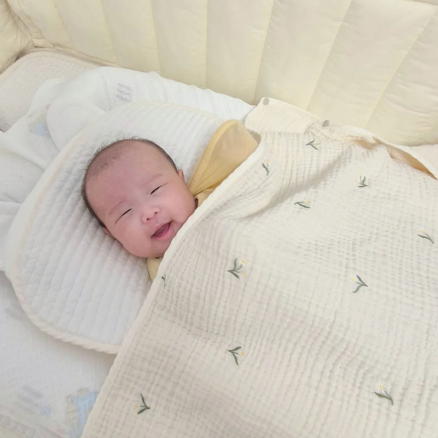 #제품제공 | 올인원 망토 블랭킷🤍

7가지 기능이 있는
봄달 올인원 망토 블랭킷

아기띠워머, 아기이불, 유모차가리개
겉싸개, 수유가리개, 기저귀패드, 망토
7가지 기능이 있는 실용적인 제품

똑딱이로 고정가능해서
사용하기도 편하답니다🫶🏻

아기이불, 아기띠워머, 유모차가리개
세가지로 사용해봤는데
세가지 다 찰떡으로 너무 이뻐요
앞으로 두고두고 너무 잘쓸 아이템이에요😊

🌿thanks to hello_my.moon 

#아기띠워머 #아기이불 #유모차가리개 #겉싸개 #수유가리개
#기저귀패드 #망토 #만능이불 #육아템 #2개월아기 #임신선물