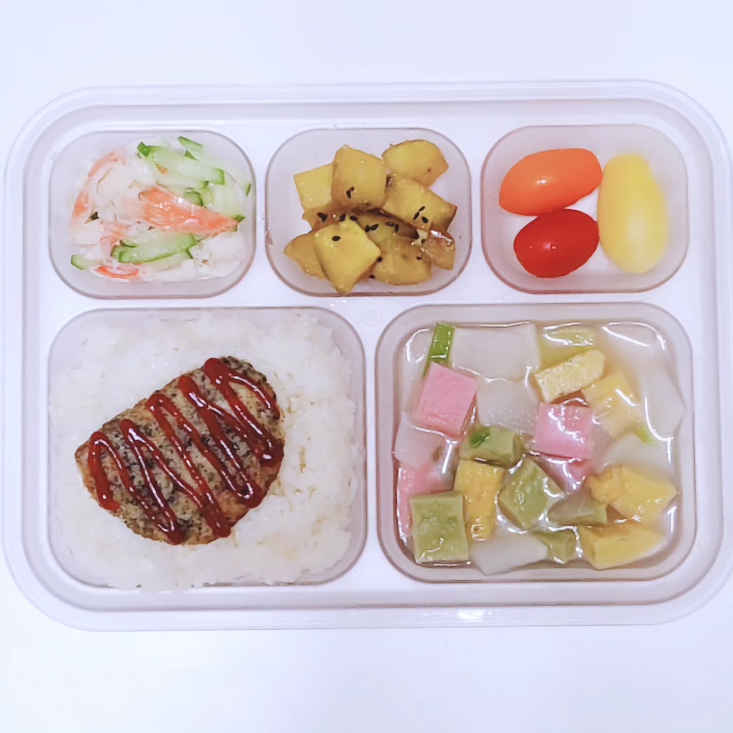 #별해유아식 #얼라이언스8기 #제품제공 #유아식
⠀
🍚🍴크래미오이샐러드,고구마조림,방울토마토,돈까스,어묵탕
⠀
(+7Y / +5Y)
⠀
크래미 2+1하길래 2봉은 볶음밥으로 먹고 1봉은 오이넣고 마요네즈+머스타드 조금+원당 조금 섞어서 샐러드해주니 잘먹구요.이제 입맛이 점점 초딩스러워 지는 것 같아요? ㅋㅋㅋ전에는 크래미 쳐다도 안봤는데 이제얼마나 좋아하는지 🙆‍♀️🙆‍♀️ 덕분에 엄마는 한결 편해졌어요.토마토도 안좋아하더니 요즘은 잘먹어주니 과일 살때도 편하구요:)학교가서 급식도 잘먹어주길🙏
⠀
고구마조림은 해리가 진짜 잘먹었어요.
⠀
#별해유아식_고구마조림
1.고구마는 전자레인지에 익혀요.(3분 돌렸어요)
2.얼라맘마 맛간장,올리고당,물 0.5:1:2 비율로 넣어 끓이다 익은 고구마 넣어 조려주세요.
⠀
👉검은깨 솔솔 뿌려주면 완성!
⠀
돈까스는 돼지안심사서 흑임자가루 넣어 만들어 쟁여뒀는데 반찬없을때 꺼내주기 넘 좋네요.크기도 일부러 작게했더니 남길 일 없이 차려줄 수 있어서 좋은 것 같아요.역시 집에서 만드는게 최고💙
⠀
오늘 둘다 반찬이랑 밥 리필해서 먹었는데 얼마나 이쁘던지~이 재미에 별해 밥차리나봐요:) 엄마밥이 늘 최고라고 해주는 별해 최고👍
⠀
✔️#아기간장 #얼라맘마 ur_ra_mamma
⠀
✔️깔끔한 #유아식판 #네스틱 nestique.co.kr
⠀
⠀