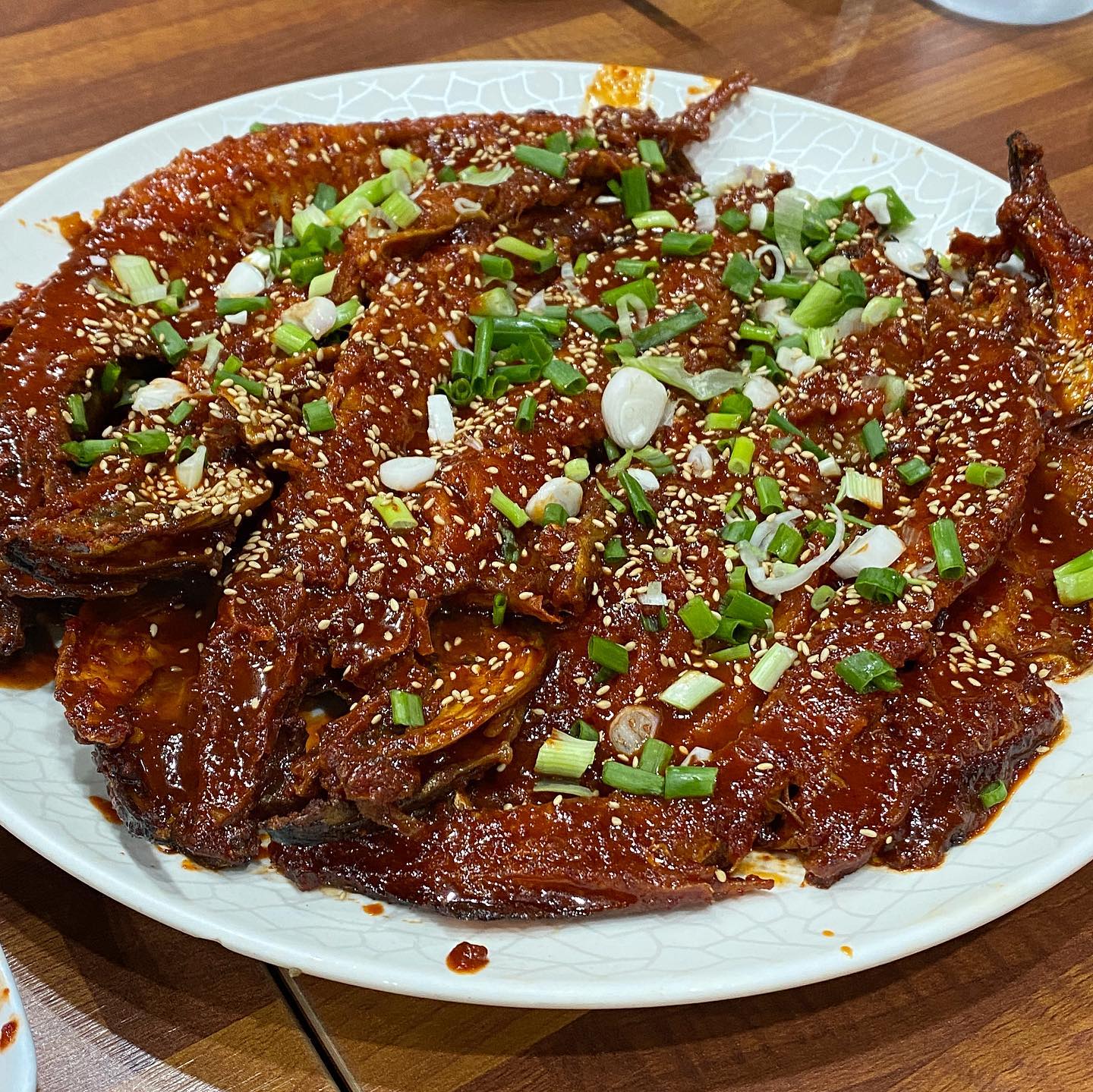 입맛 싹 도는 빨간 양념 코다리찜에 마른김 + 솥밥의 조화 캬 또 반찬 간이 얼마나 완벽한지 배부른데 자꾸 먹게 돼 .. 😋 마무리 누룽지 한숟갈에 멸치 한마리씩 필수 ~~~
.
.
.
.
#행복한밥상
#쌍촌동맛집
#코다리찜
.
#도덕의맛따라멋따라_광주