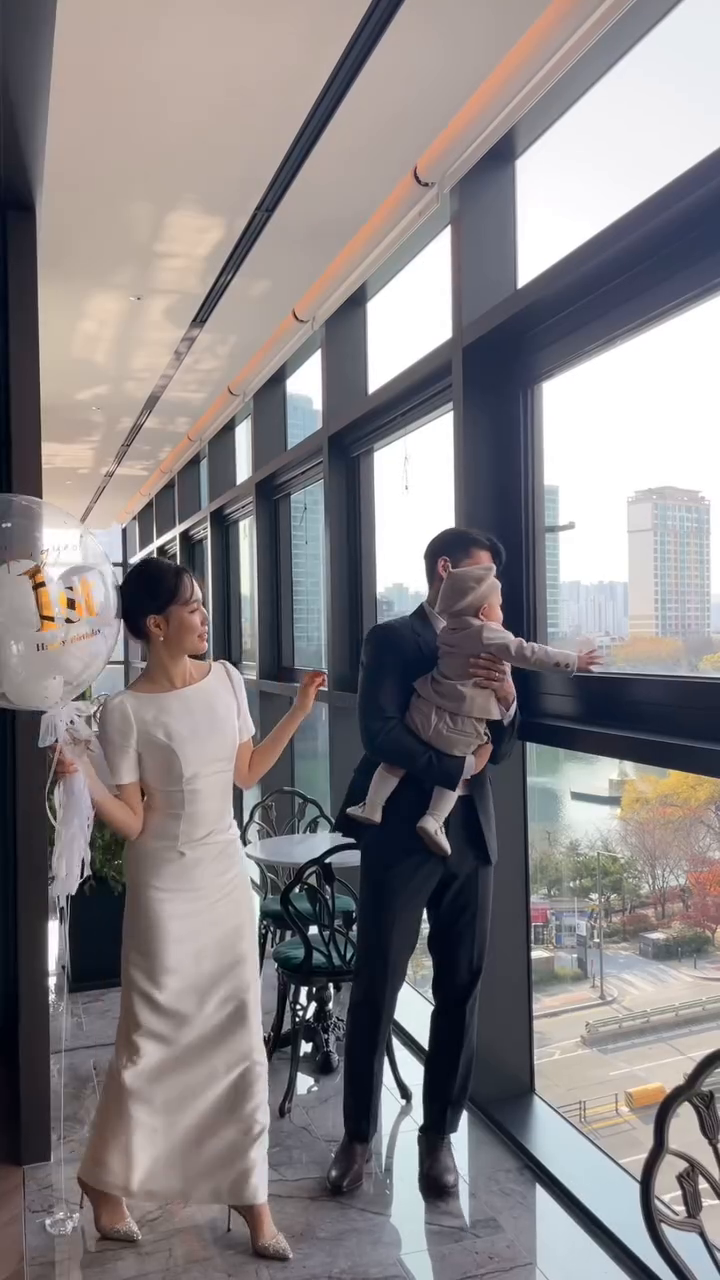 #첫돌 🎂
구결이가 일 년 전 오늘 태어났어요👶🏻🎂👶🏻🎂
그렇게 일 년이 지나 건강하게, 
초초초 매운맛 육아를 선물해 준 결이🫠

엄마 밥 먹는 시간도 허락하지 않아
빵 한 쪽으로 12시간을 보내지만..
다~잘 먹는 아들을 보면 기쁜,
이런게 엄마 마음일까요?

몸도 마음도 힘들어 훌쩍이는 나날들이지만
결이가 웃어주면 사르르 녹아요.
이렇게 같이 성장하며 보냈던 1년이에요.

일주일 전 가족과 함께한 돌잔치 담아보았어요🫶🏻
사진은 더욱 사랑스럽><😍 곧 공개할게용

#돌잔치 #소피텔돌잔치 #페메종돌잔치 #소피텔앰배서더서울 #돌스냅 #돌상 #돌잔치드레스 #돌끝맘 #소피텔 #페메종