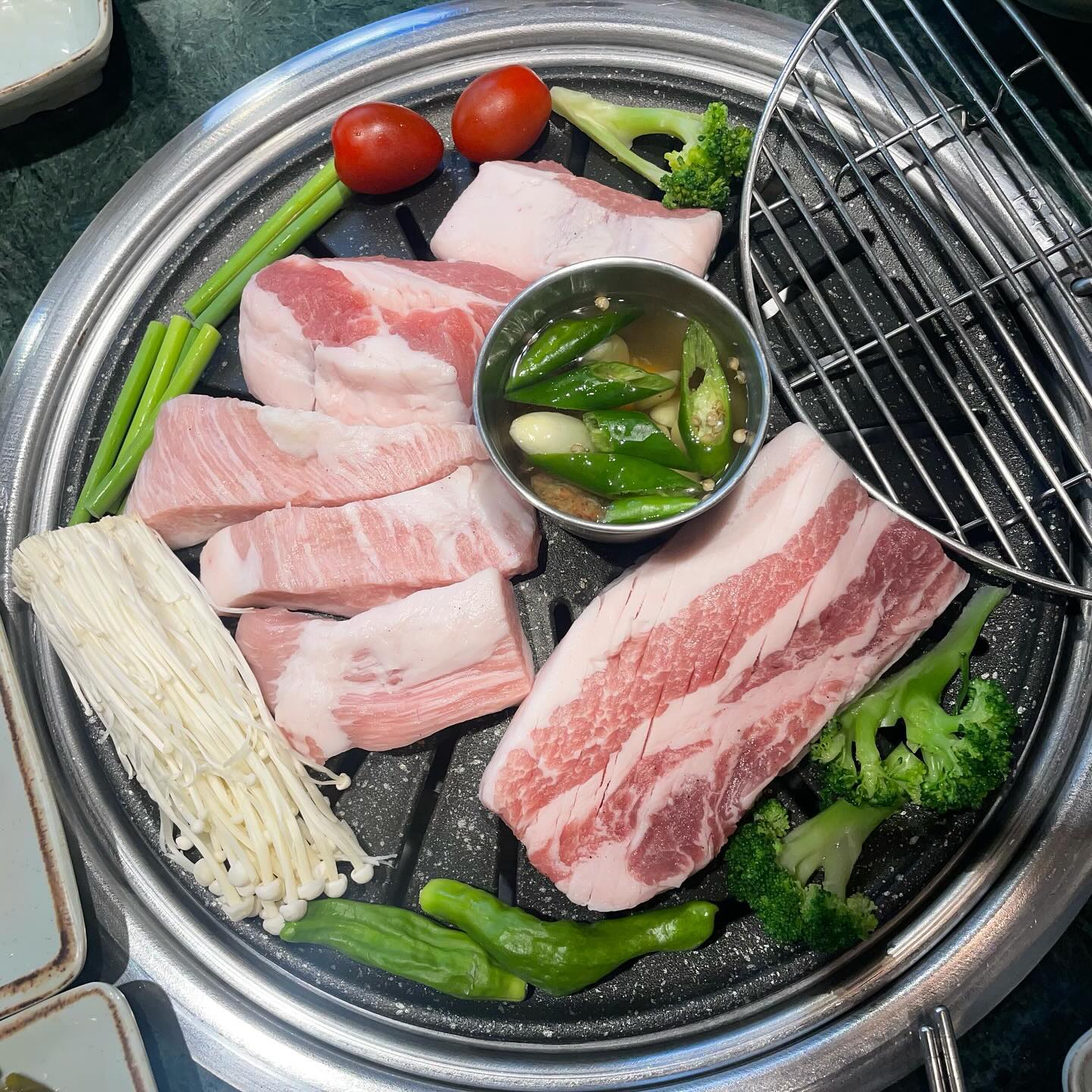 범일동 돼지고기 맛집 생고집
생고집은 돼지고기 전문점인데, 
매장도 깔끔하고 서비스도 좋아서 
모임이나 회식하기 좋은 고깃집이에용👍👍

고기 때깔만 봐도 너무 이쁜 생고집의 고기들
안 먹어봐도 맛있는 비주얼❤️

적당한 기름기와 살코기가 어우러져있어서 
이건 무조건 맛있는 고기다!! 하고 침 흘리고 있으면 
사장님 구워주심👍👍
남이 구워주는 고기 최고👍👍

입가심으로 주문한 김치찌개에 
우동사리 추가하기
살짝 달짝지근한 김치찌개에 
통통한 우동사리😍
​
고깃집 김치찌개라고 자랑하듯
고깃덩어리가 듬뿍❤️👍

#생고집 #범일동 #범일동맛집 #범일동고깃집 #돼지고기 #회식 #범일동모임 #범일동회식 #고기맛집 #일상 #맛집 #먹팔 #선팔맞팔
