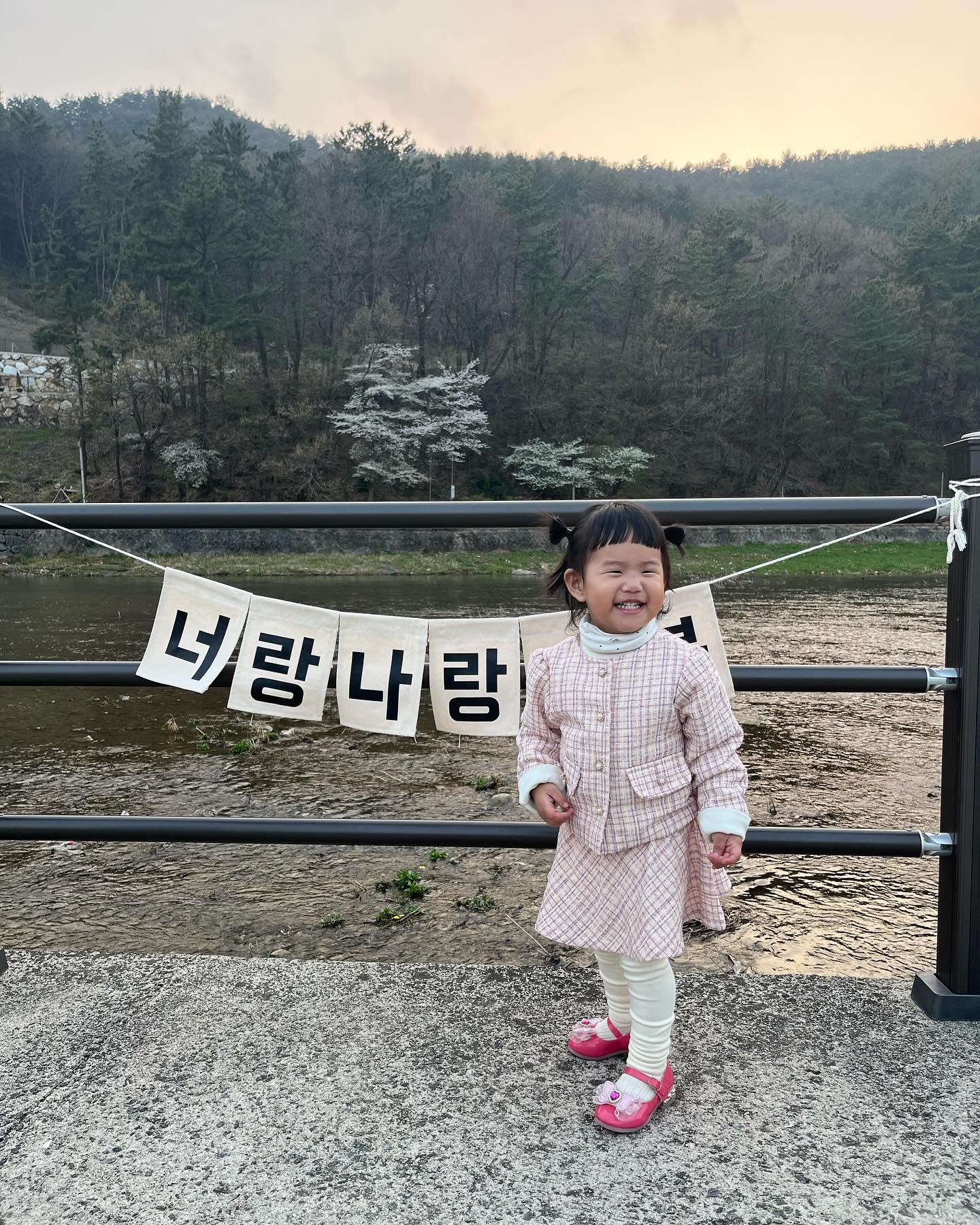 얼집에서 꽃구경 다녀오고 타버린 🥹🤍 
오늘도 꽃구경♥️하다 뻥튀기 시식에 푹 빠졌어요😆