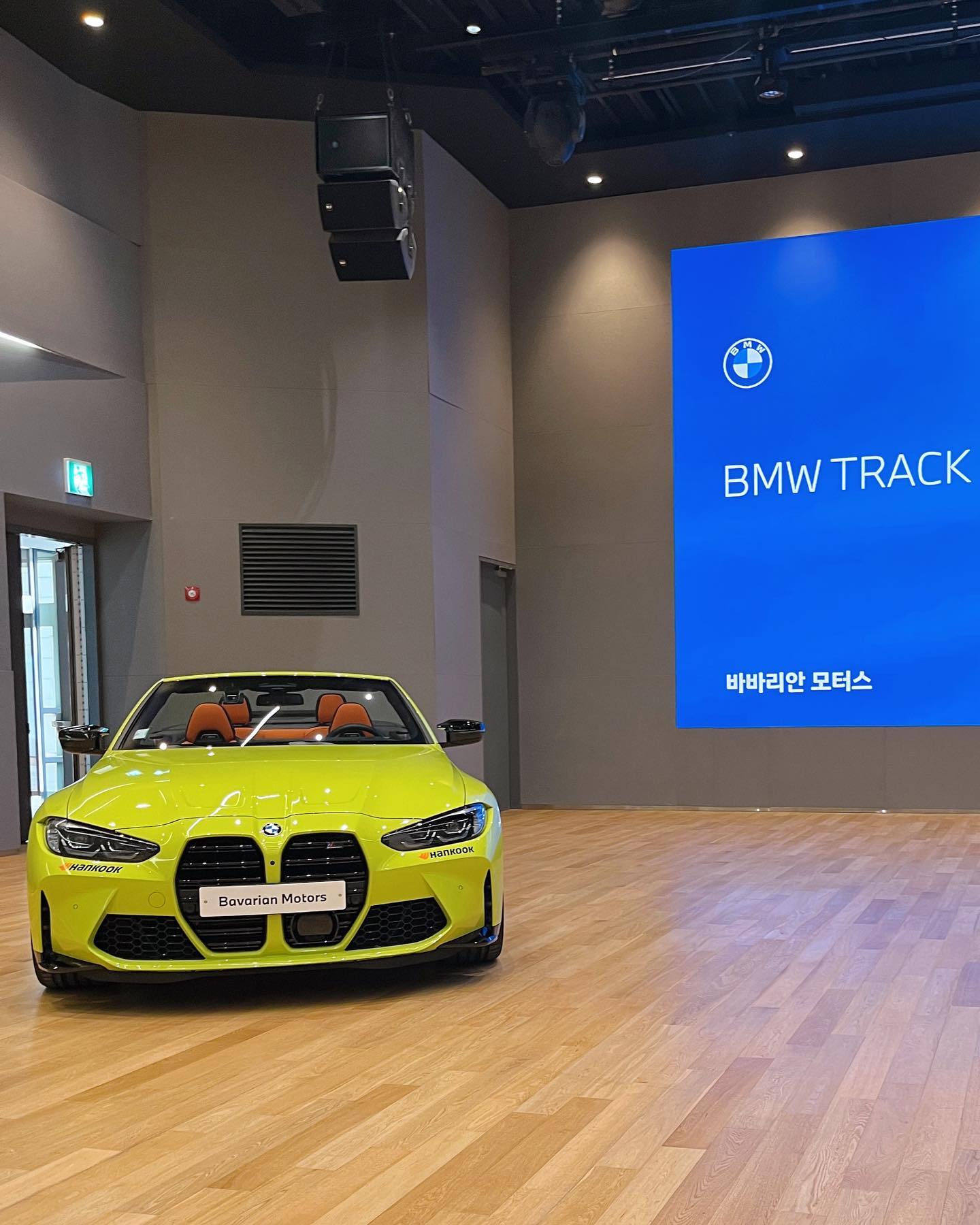 딜러님의 초청으로 BMW Track 행사 ! 예전부터 와 보고 싶었던 영종도 #서킷 드디어 💙💙 아마 여기에서 최연소이자 거의 유일무이한 여자이자 최단기간 운전 경력 (1.5년 ㅋ⫬ㅋ⫬) 이었던 것 같은데 .. 복잡한 서울 도심 속에서만 주행하다가 뻥 뚫린 서킷에서 200 넘게 밟으니까 스트레스 풀리고 좋았다아 ~.~ 

#bmw드라이빙센터 #드라이빙센터