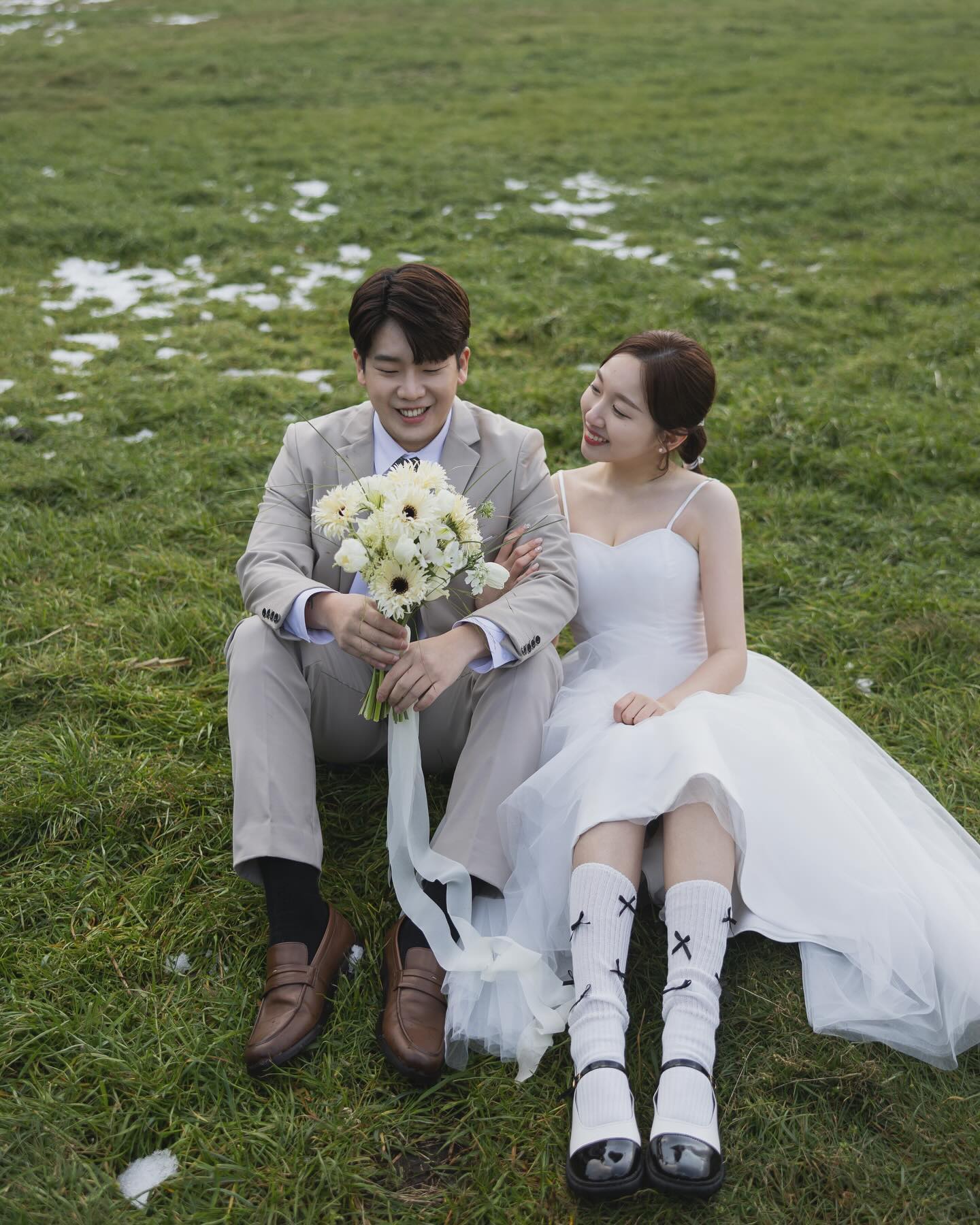 #제주앓이 
제주 스냅 사진만 보고 또 보고♥️
예쁜 사진 너무 많은데 고이 고이 아껴두는 중🫶🏻
.
.
.
#제주웨딩스냅 #기무스냅 
gi_mu_snap 

헤어&메이크업&드레스&턱시도 
#프레종제주 #프레종 
present_hairmakeup