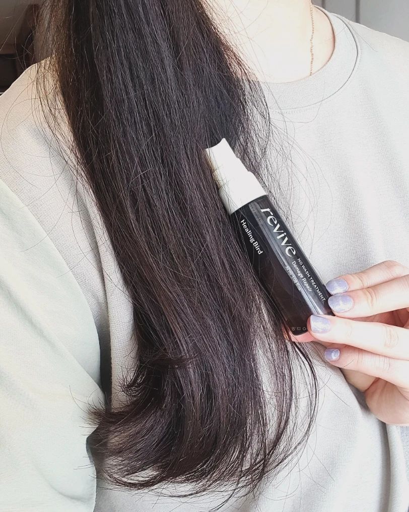 #제품제공 노워시 트리트먼트💇🏻‍♀️
노워시 타입으로 간편하게 사용 #힐링버드 #리바이브노워시트리트먼트 💧
✔️손상 모발에 단백질을 집중 케어해주는 #데미지리페어
✔️얇고 힘없는 모발에 윤기를 코팅해 주는 #울트라샤인
✔️부스스하고 푸석한 모발에 수분 레이어링 해주는 #딥모이스처

📎저의 원픽 데미지 리페어
산뜻한 플로럴향에 머스크향 살짝 느껴지는 고급스러운 향과
뭉치거나 떡짐 없이 촉촉함을 가져다주는 트리트먼트
손에 잔여감이나 끈적임이 없어 더 좋았어요

.
.
🤍
#찹찹찹발랐네 #파룸체험단 #hairtreatment #kbeauty #ㅎㅁㅇ리뷰