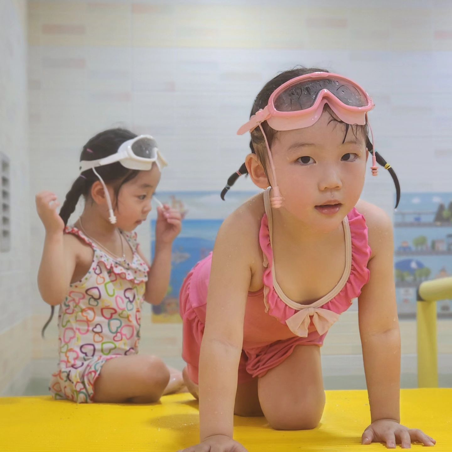 리리남매와 함께하는 시간은 항상 즐거움 ! 🌞

🎠 영도 키드키키
09:30 ~ 14:00 / 16:00 ~ 21:00 오전, 오후, 종일권
저희는 이른 하원 후 오후권 사용했어요 -
짧게 느껴지지 않았고 충분히 물놀이를 길게했는데도 시간이 남아 즐겁게 놀았어요 :)

키드키키가 다른 키즈룸과 차별되게 좋았던 점!
- 물놀이존에 이렇게 다양한 물놀이장난감이? 아이들이 흥미로워 할 수 밖에 없는 장난감들이 많았어요. 물놀이장엔 수질관리기계 고장위험 때문에 장난감이 없는 경우가 거의 대부분이라..
- 아이들의 호기심을 더하는, 하지만 안전했던 복층 (매트, 계단 등 시공)
- 일단 사장님의 배려심과 세심함×100 에 별 백개를 드리고 싶었던👍🏻
- 복층도 층고 낮은 곳이 아니어서 공간자체가 일단 너무 넓었어요. 오르락내리락 한다고 아이들 빠른 육퇴 가능!
- 물놀이장 물온도가 너무 좋아쒀요,, 무슨 온천탕,, 뜨뜻,, 소독제 냄새도 안나서 찝찝함도 덜했어요
- cctv가 엄마들 테이블에서 다 볼 수 있게끔 되어있어서(복층상황도) 수다떨기도 안심!

만족도가 높아서 첫방문만 하면 재방문으로 이어질 확률이 아주 높은 키즈룸인 것 같아요
저희도 종종 오자고 약속했으니까요🤭
둘이서 여보~ 역할놀이하며 꽁냥거리고..
그 사이에 끼고싶은 리한.. 넘나 사랑스러웠네요..🥹

#키드키키 #영도키드키키 #영도키즈룸 #영도키즈풀 #부산키즈룸 #부산키즈풀 #부산키즈대관 #부산키즈파티룸 #부산아이생일파티 #부산아이랑가볼만한곳 #부산아이와가볼만한곳