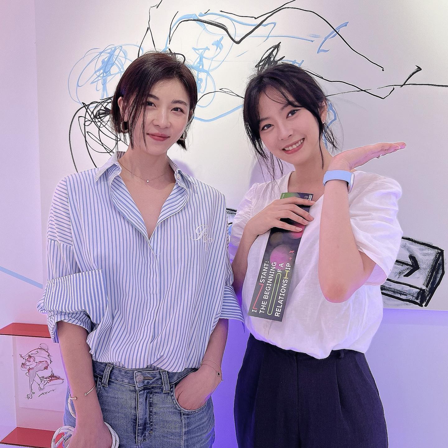 신나버린 행복한 성덕 💕
1시간 넘게 즐거운 미팅 후 
작품 설명도 해주시고 선물까지 주신 
너무 상냥하고 이쁘신 작가님

8월까지 개인전 진행하시니 많이들 가보세요 :)

[일정]
6/17-8/17
[전시명]
하지원 : INSTANT: The beginning of a relationship+α’
[장소]
서울 성동구 아트 스페이스 폴라포