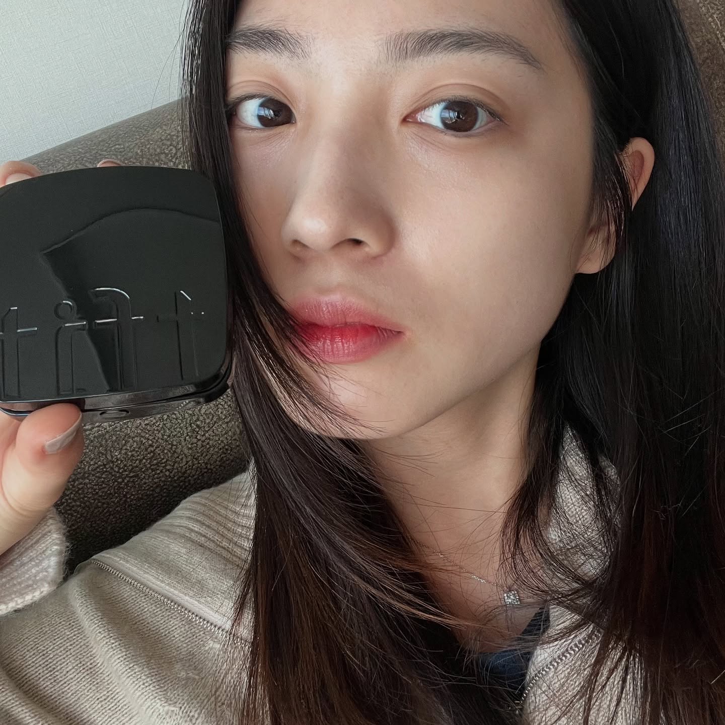 #협찬 #TIFIT #티핏 #티핏글로우쿠션

건조해진 가을 겨울 사용하기 좋은 보습력 좋은 촉촉한 광채 티핏 글로우 쿠션🫶🏻

광채러버들 모여 노란기 빠진 아이보리 베이지 컬러감 W01바닐라 사용해봤어요 피부에 딱 올리자마자 느껴지는 촉촉함 이거 진짜 중요한 거 아시죠? 나같은 건성이 사용하기 딱 좋잖아
그리고 지속력 중요한데 티핏 조금 예쁘게 무너지는 거 같아요 얇게 여러번 덧발라주면 들뜸 없이 커버력과 광채만 얻을 수 있음 ☺️

TIFIT이 해외에서 유명하다보니 테무나 알리에 유사품이 판매되고 있다는데 티핏 정품은 공식몰 혹은 공식스토어팜에서 구매 가능합니다!

#티핏클래스 #건성쿠션 #촉촉한쿠션 #광채쿠션 #광채쿠션추천 #TIFITGLOWCUSHION #티핏글로우쿠션