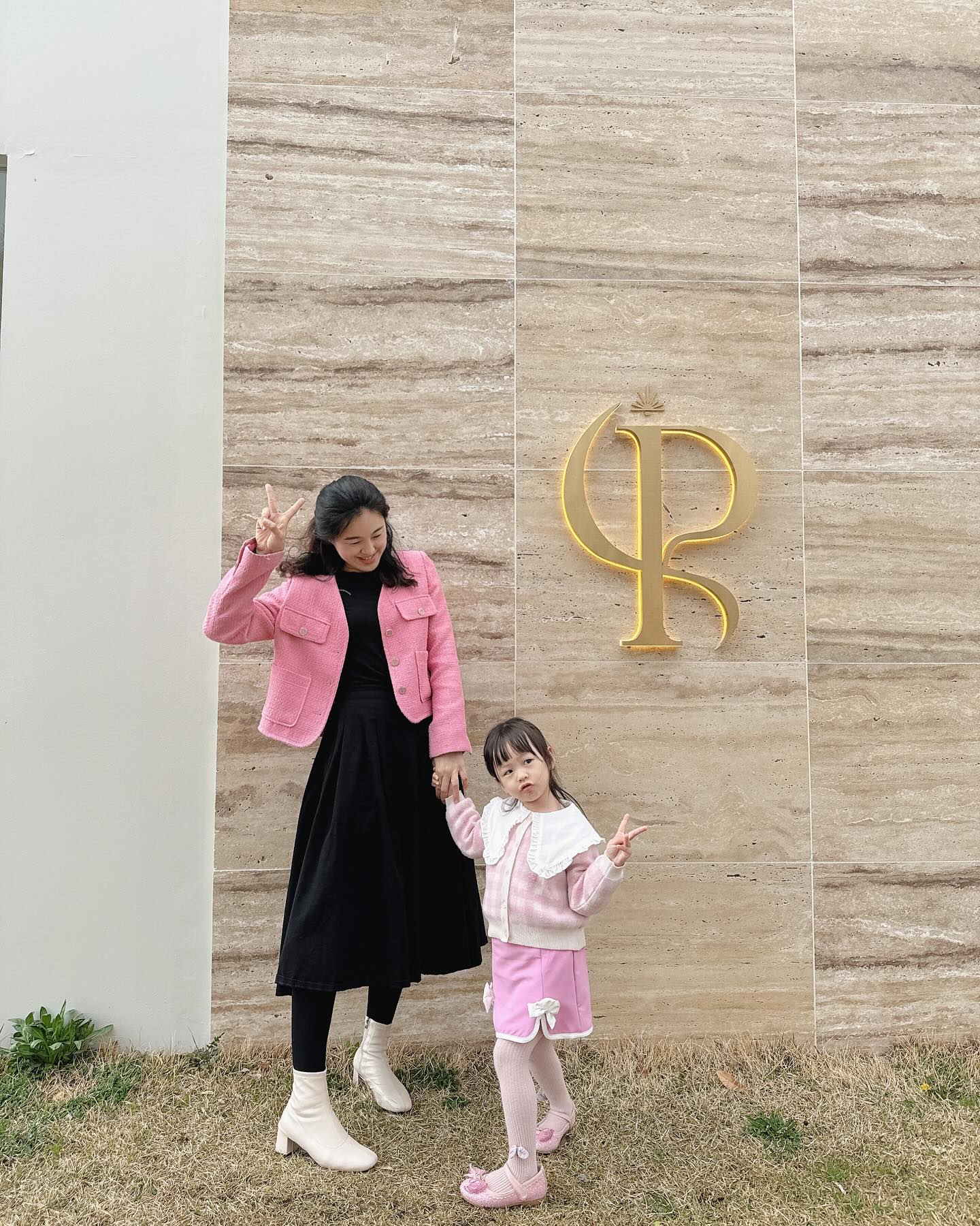 -
하은이랑 전신투샷 올만이야👧🏻👧🏻
사랑이 한가득🎀🌸💛
나중에 커서도 엄마랑 꼭 많이 찍자♥️
이쁘게 찍어준 내 단짝 so_h89 또보자✨
.
.
#사랑해#내딸#팔공산카페#딸맘#전신샷#플루토스#대구카페#김해맘#율하맘#쥐띠맘#5세여아#아기모델#5세아기#아기원피스#하객룩