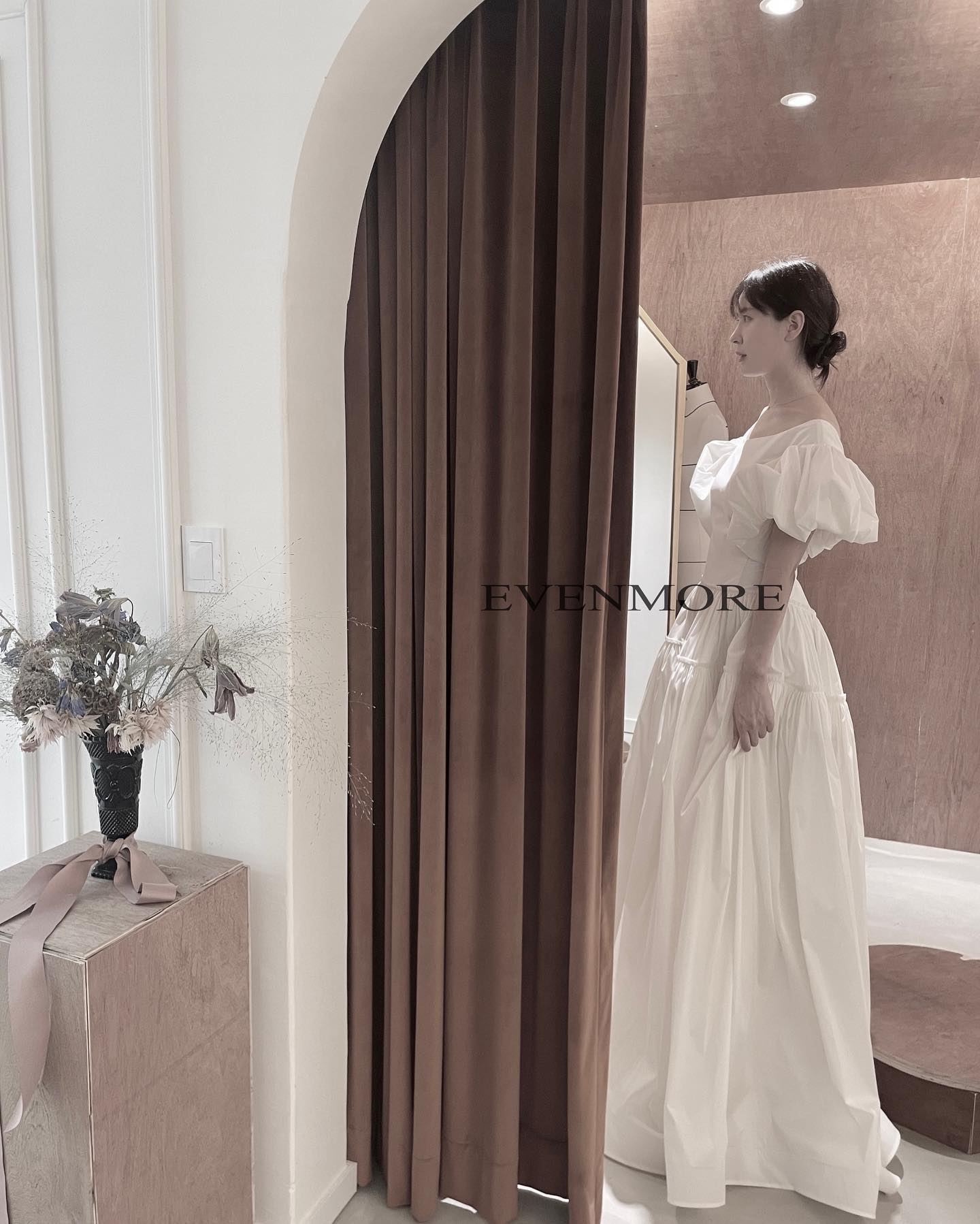 EVENMORE🤍
#이븐모어드레스 #이븐모어웨딩드레스 #이븐모어웨딩 #evenmoreweddingdress #evenmorer #evenmorewedding #웨딩촬영 #웨딩피팅 #웨딩드레스 #피팅모델 #웨딩화보 #웨딩사진