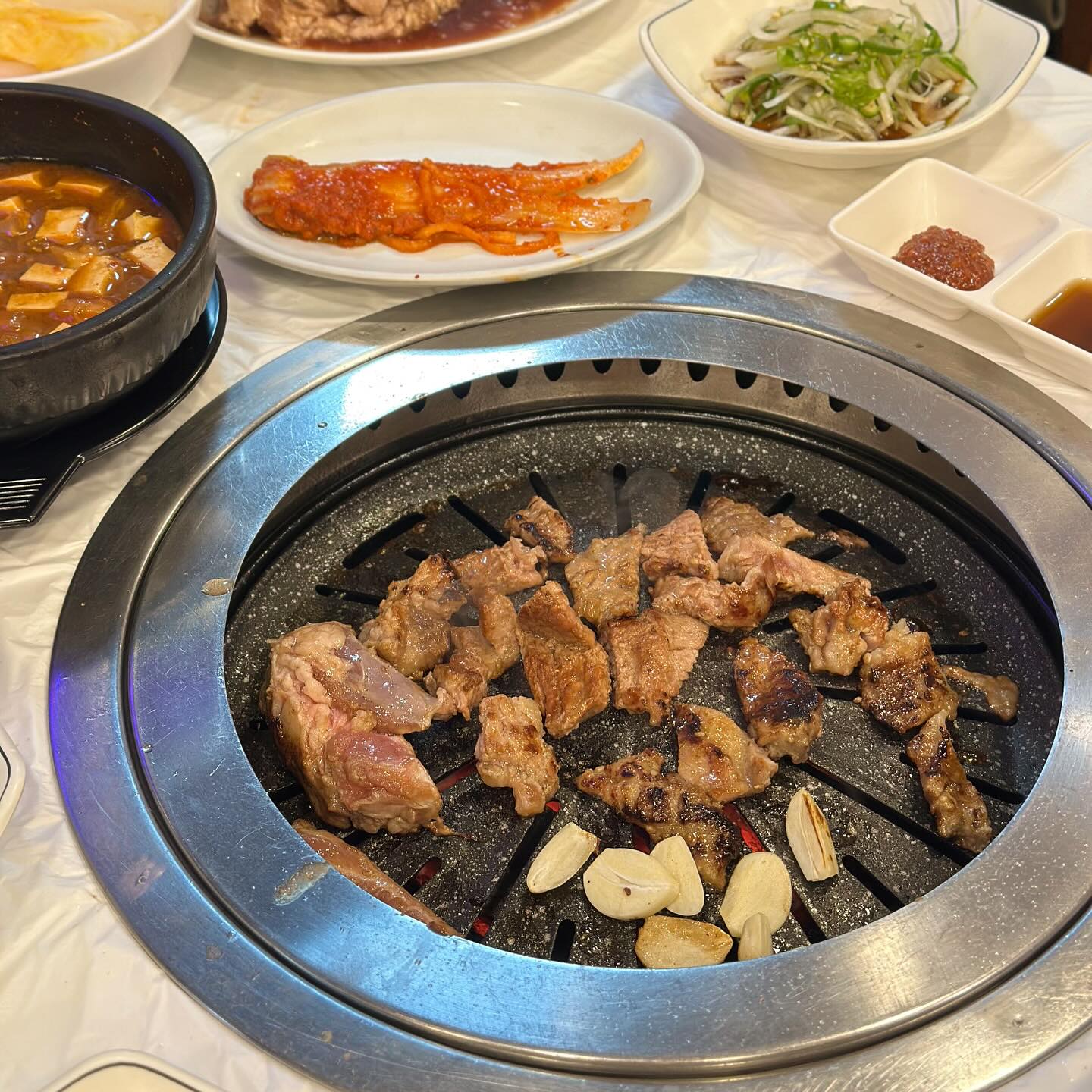 𖤐 
1997년부터 이어져오고 있는
울산 염포동 찐 맛집! 🤩
들어가자마자 찐 맛집 포스철철에
수제갈비에 여러 특수부위도 있고 
반찬도 깔끔하고 
된장찌개 2천원인데 양이 아님!! 👍
.
고기도 두툼하니 부드럽고 
1층 2층으로 나눠져서 단체 모임하기도 좋은 곳! 
사장님도 너무 친절하셔서 더 기분 좋게 맛있게 먹었던
황소숯불촌!
.
#하준맘#울산맘#아들맘#아들#아들스타그램#맘스타그램#황소숯불촌
#울산#울산북구고기맛집#울산갈비맛집#울산북구맛집#염포동맛집#염포동고기집#울산단체모임
#염포동단체모임#울산회식장소#울산맛집#울산핫플#울산갈비#카페#카페스타그램
#맛집#맛집스타그램#디저트#육아#일상#소통#맞팔#선팔#좋아요