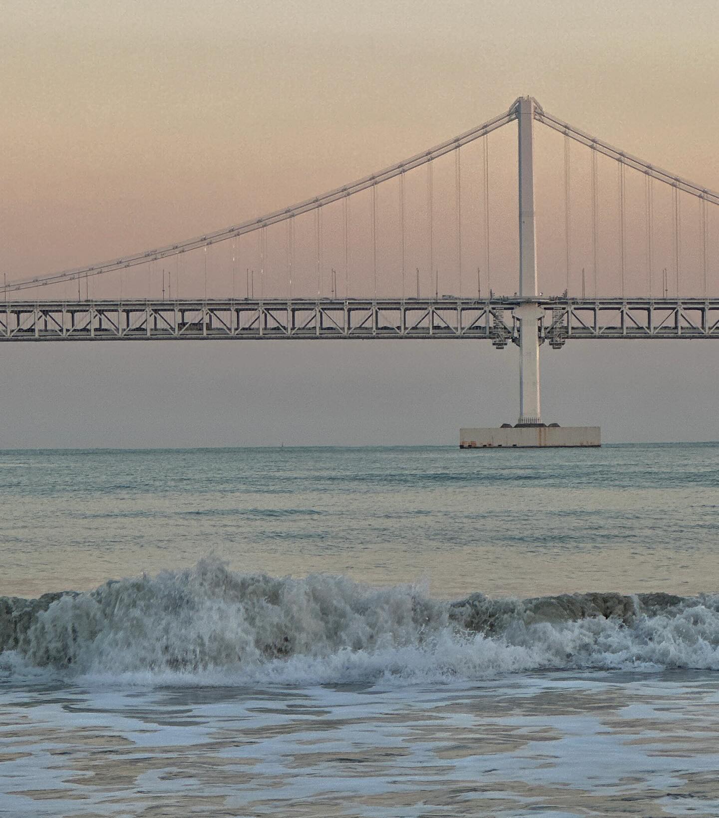최근에 본 광안리 중에 파도가 가장 높았던 어제 🌊
늘 예쁜 광안리지만 유독 예뻤던 날이라 + 주말이라
바다에서 사진 찍는 사람들이 가득했다.
겨울 바다 너무 낭만있잖아 〰️〰️〰️🩵

#광안리 #바다