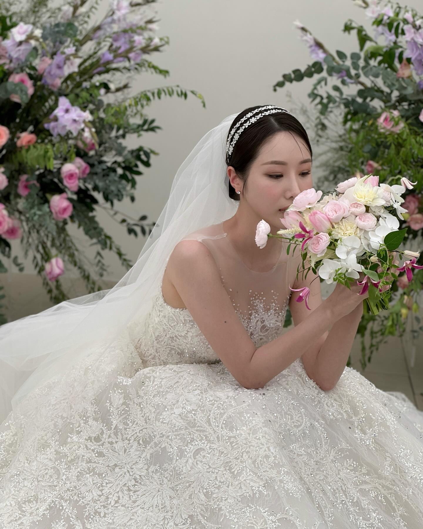 🤵🏻👰🏻‍♀️💍
이제서야 웨딩사진을 올려봅니다❣️
넘치는 사랑과 축하를 받아 살아가면서 두고두고 떠오를 거에요
행복한 8월 11일을 온전히 잘 담아준 포어스스냅!
그 날의 온도 습도 모든게 사진에 남아있어 지금도 한장 한장 소중히 보고있듭니당 🌸💜🌸
#포어스#포어스스냅#아이폰스냅