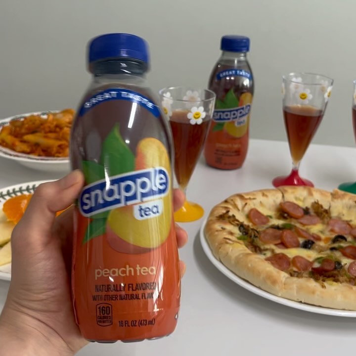 #광고 🍑

snapple_kr 

산뜻하다 Snappy + Apple의 합성어인 #snapple !!
1972년 뉴욕에서 출시 된 #스내플 은
뉴요커들이 햄버거, 피자, 베이글, 샌드위치등에 함께 먹는 음료랍니다
저는 피치티🍑맛을 마셨는데 찐 맛도리!
피자 햄버거뿐만아니라 어디든 잘어울리더라구요

환경 & 지속가능성 고려한 PET용기로 리뉴얼되어
디자인도 🆙 지구환경도 🆙🆙👍
넘 예쁘고 맛있어서 피크닉 갈때나
운동갈 때, 또는 아이들 간식으로 하나씩!
요즘 제 일상 중 절대 빠질 수 없는 잇템이에요😉

🍑 피치티
🍋 레몬티
🍎 애플
🥭 망고 매드니스
🥝 키위 스트로베리 6가지 맛
온라인 : CNC Mall(자사몰)
오프라인 : 지노스 피자 (이태원점, 압구정점, 해운대점), 할랄가이즈 (홍대점, 강남점, 이태원점), 롸카두들 (이태원점, 압구정점, 성수점), 핍스마트 (흥인동/신당역), 더백푸드트럭 (후암점), 셀러브리티 버거 스테이지 (대치동), 더 리얼 치즈버거 (홍대점), 데이비드 베이글 (여의도 IFC Mall점), 에브리띵베이글 (연희동)에서 구매가능합니다!

#협찬 #제품제공 #뉴욕에서온스내플