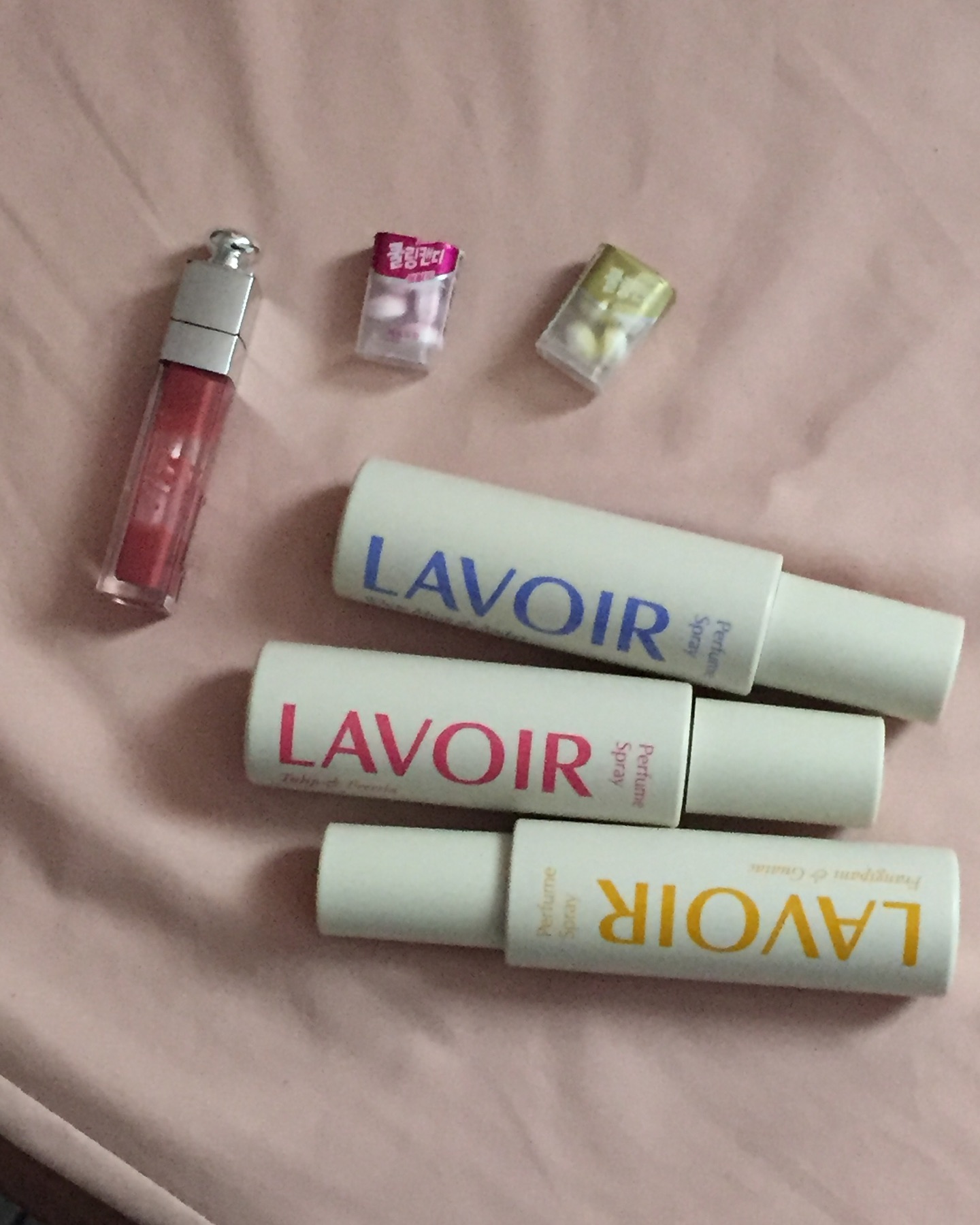 lavoir_official  함께 세가지 향기로 꾸미는 퍼퓸 스프레이 
그날그날 스타일링에 따라 새다롭게 사용할 수 있어 너무 좋았어요 🥹

세 가지 향에 가방에 쏙 들어가는 사이즈라 휴대하기 좋고 자극적인 냄새가 아니라 은은한 냄새로 기분 좋게 만들어주는 아이라 맨날 들고 다니는 중입니다 ! 저는 개인적으루 생화느낌이 나서 핑크색 튤립 & 프리지아 향이 좋았어요 .

모두 올리브영에서 라브아 만나보세요 :)
#라브아 #퍼퓸스트레이 #섬유향수 #올리브엉추첨템
#향수추천 #향덕후 #친구선물 #추구미 #퍼퓸