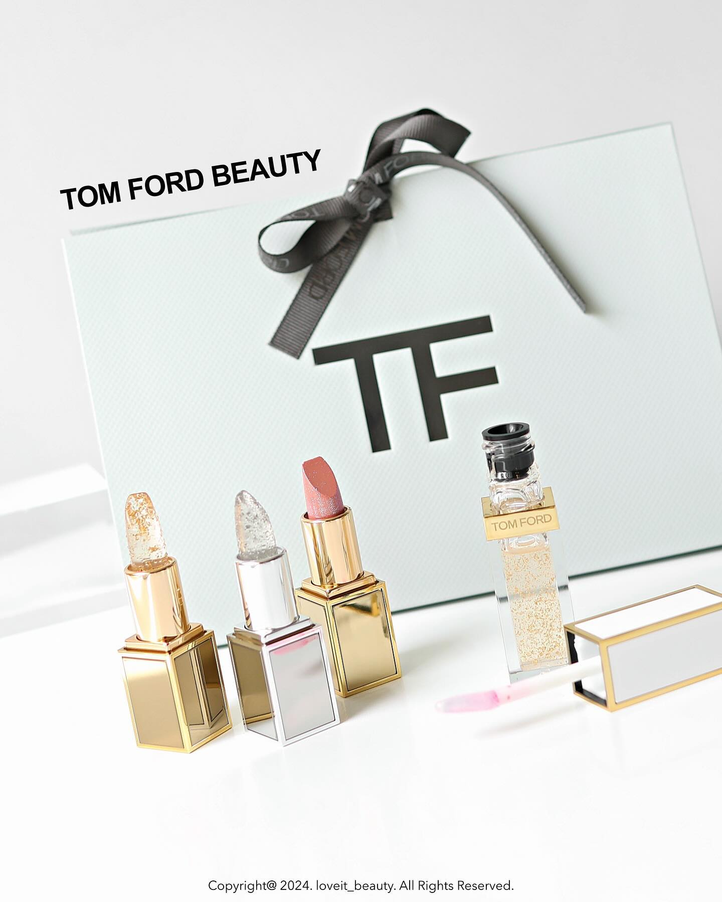 #제품협찬 tomfordbeauty 

#톰포트뷰티 핫한 립밤 쏠레이 립 블러시, 쏠레이 네쥐 립 블러시, 썬릿 로즈 립밤이 2G 클러치 사이즈로 출시되었어요 🧡

글로벌 최초 3월 25일 카카오 선물하기 단독 선 출시!✨

골져스한 패키지 디자인에 핑크빛으로 촉촉하게 립을 완성시켜주는 것이 좋아 잘 쓰고 있었는데 이렇게 아담한 사이즈라 더 소장하고 싶은 구성이 아닐까 싶어요🙌🏻

쏠레이 립 블러시와 네쥐 립 블러쉬는 동일한 발색에 패키지만 다른 촉촉 핑크 립밤, 썬릿 로즈 립밤은 펄이 예쁘게 빛나는 차분한 로지 핑크 립밤이라 모두 데일리로 좋은 구성이에요 🥰

4월 1일 한정판으로 출시된 쏠레이 리퀴드 립 블러시와 함께 하면 금 펄이 콕콕 박혀 투명한 광채립을 완성할 수 있으니 요 조합도 추천드려요 🫶🏻❤️

#톰포드 #톰포드립밤 #톰포드클러치립밤 #톰포드립블러시 #톰포드리퀴드립블러시 #립밤추천 #핑크립 #광채립