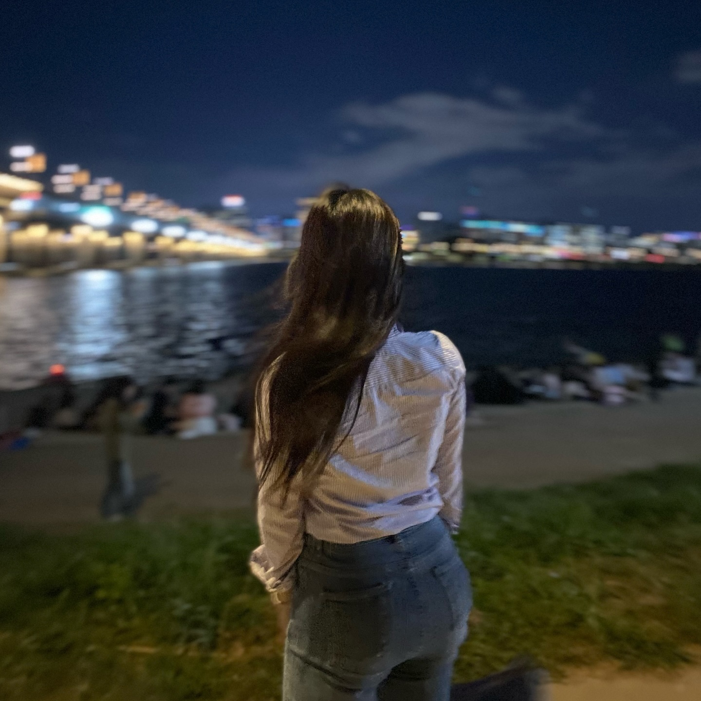 #광고 가을하늘 가을바람🍂

그리고 환절기에는 두피관리✨
커리쉴에서 새로나온 리바이탈 라이징 솔트 스크럽 샴푸
두피와 모발늘 튼튼하게 해줘서
탈모증상 완화에 도움을 주는 제품이에요

환절기마다 일어나는 두피로인한 비듬 각질을
예방할 수 있어요! 정수리까지 딥클렌징이 가능해서
머리를 감고나면 개운함이 느껴져요!!

여기에 드라이 후 두피 앰플까지 뿌려주면 극락~!!
긴머리도 예민한두피도 모두 커리쉴로 관리🌱

#커리쉴 #제품제공 #ad #커리쉴coc #커리쉴에센스 #두피 #탈모관리 #환절기 #curlyshyll #탈모 #두피관리 #긴머리 #긴머리관리 #지루성피부염 #비듬샴푸 #두피각질 #두피케어 #한강 #여의도 #여의도한강공원 #한강공원