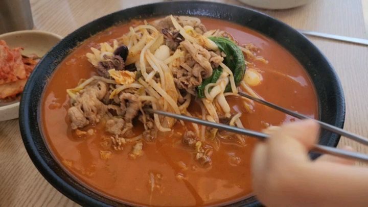 벌교맛집 벌교중화요리라는 짜장면집 있어요. 요즘벌교꼬막은 별로고 차돌짬뽕이나 짜장면 먹는게 더좋네요. 벌교장에가면 생선도 좋은거 많드구만요. 바다오염되기전에 먹어둘려구 생고등어도 몇마리 사와서 먹었지요. 벌교중화요리사장님 왕친절 한사람한사람 챙기신다는~~