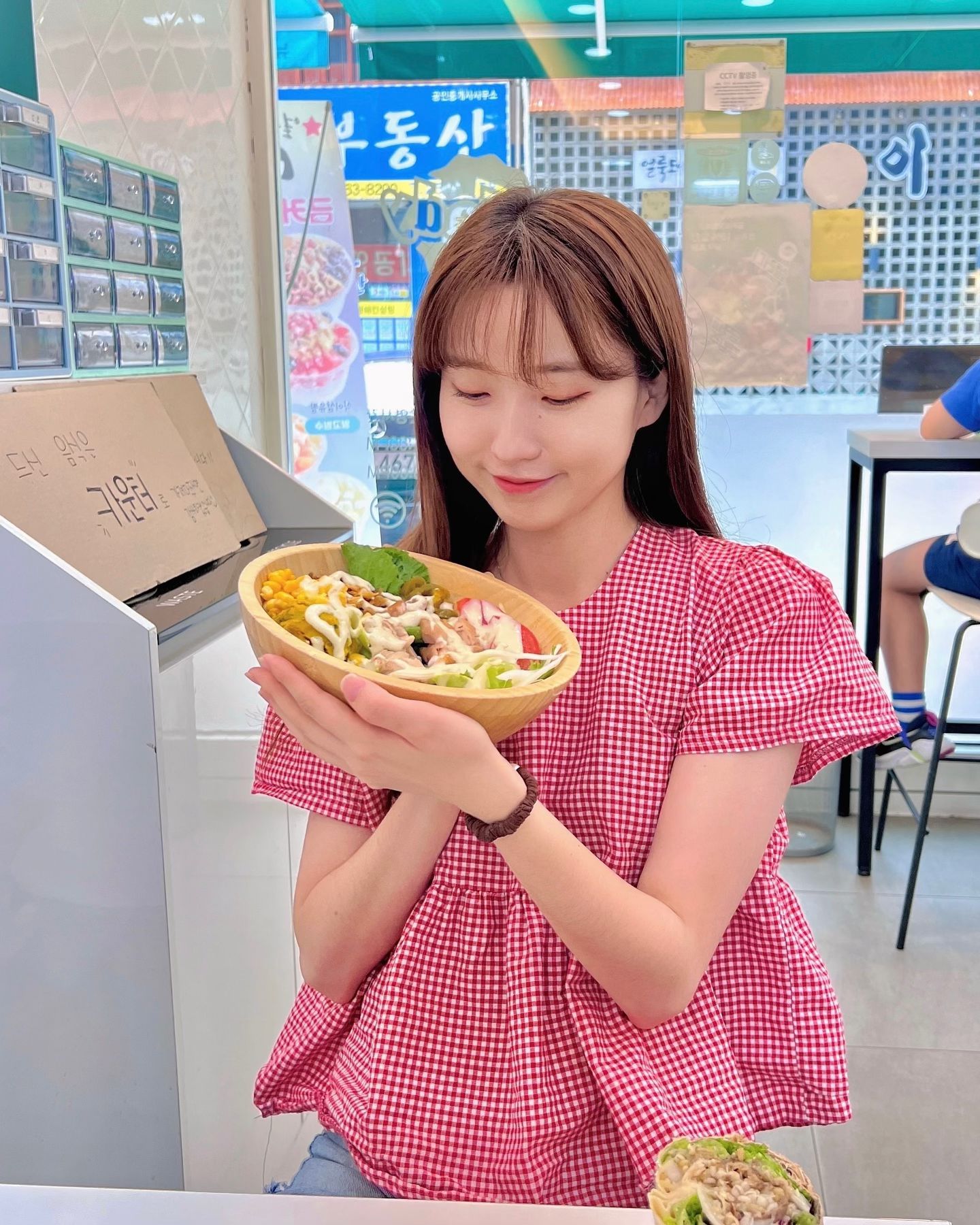 회사 주변에 샐러디가 있었다니🌼
오늘 나름 샐러드룩이었습니다,,, 후후 한달사이에 6kg쪘다가 빠졌다가 다시 찌고 있는 중🥲 로스트치킨샐러드 보고 호다닥╰(*´︶`*)╯♡ 우삼겹 웜랩도 JMT 🫶 메뉴도 엄청 다양하고 세트로 주문하면 할인도 돼서 점심시간에 자주 올 것 같군뇽 :-) 토마토 스튜도 너무 맛있어보였귱,,, 희희

#샐러디 #샐러디창원상남점 #창원상남동맛집 #협찬