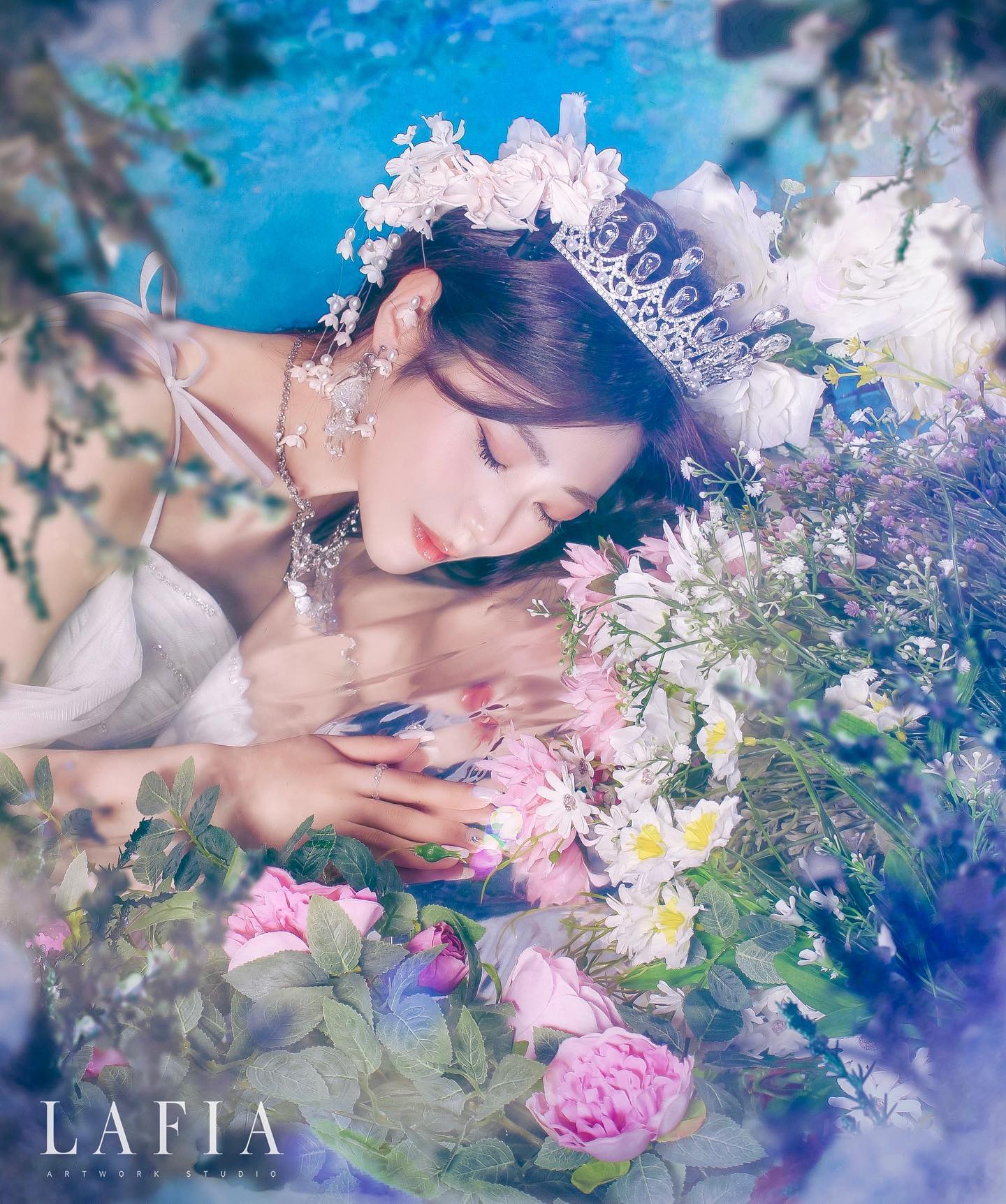 공주 체험 시켜주는 #라피아 다녀왔어요 💓

다들 너무 친절하셔서 기분 좋게 촬영하고 왔답니다 :) 
방문하면, 드레스랑 악세사리도 어울리는 걸로 다 골라주세요 ! 
예쁘게 메이크업만 하구 방문 하시면 된다는 거 💘💘

사실 사진 잘 나오는 팁에 대해 언급해달라고 하셨는데 …
그냥 다 해주셔서 쓸 게 없어요.. 🤍 라피아 짱 …🤍🤍 

* 저는 ‘강이’ 작가님과 촬영했습니다 

#라피아스튜디오 #공주프로필 #컨셉사진 #프로필촬영 #스냅촬영 #라피아체험단 #협찬 #모델 #일반인모델