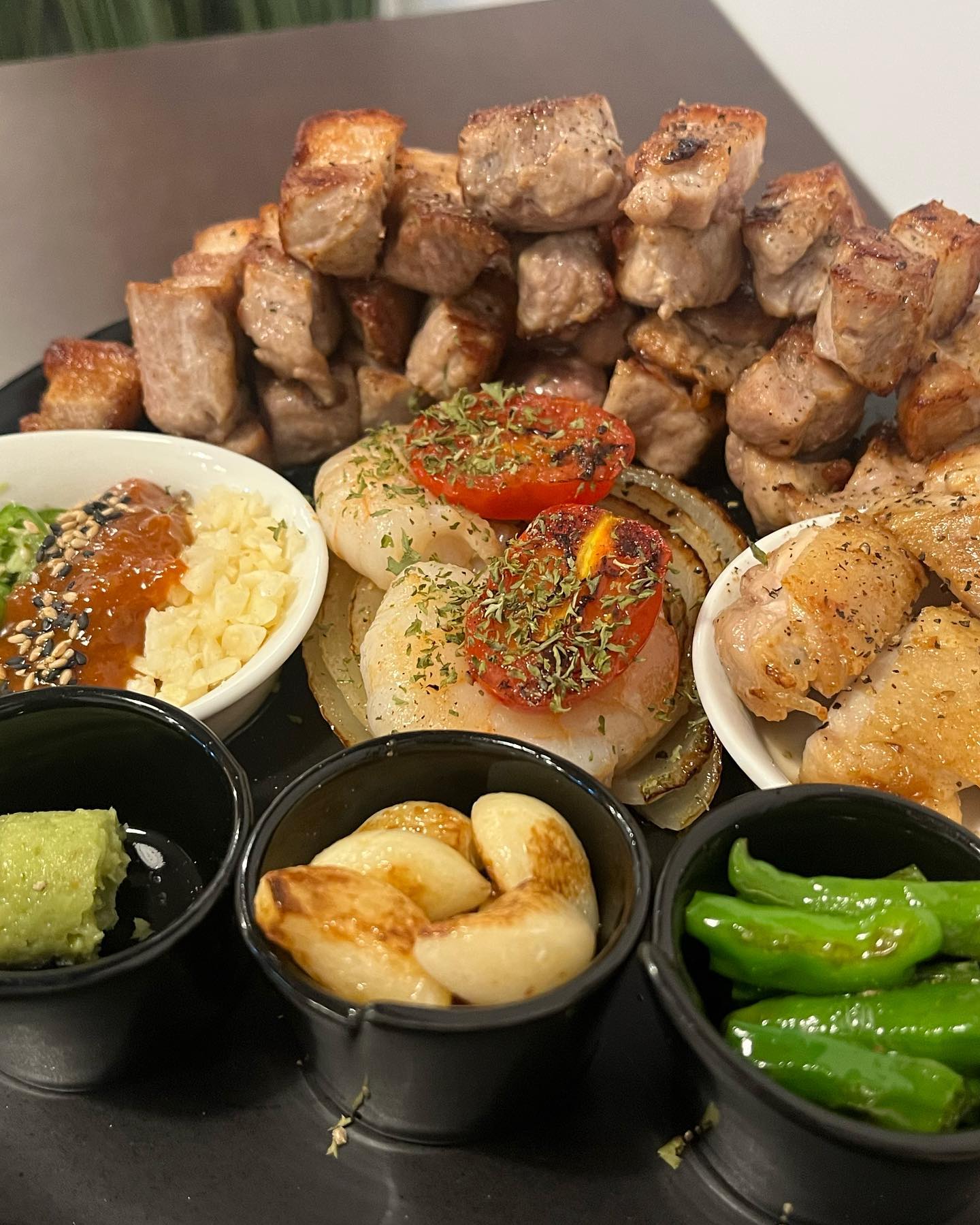 ♡ 
📍송리단길 고기집
구워나오는 삼겹살 구븜고기

송리단길이지만
제주인 것 같은
근사한 감성분위기에서
삼겹살 다이닝을 즐겨요.🤗
반찬 하나하나부터
모든 음식들이 정갈하고
다 구워서 나오니까
그냥 편하게 먹기만 하면돼요.🧡🧡

#구븜고기 #송리단길고기집 #송리단길삼겹살 #삼겹살 #삼겹살다이닝 #송리단길맛집