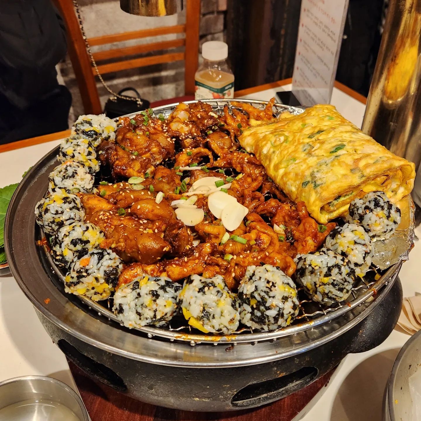 #화육계 #을지로3가역 

드디어 힙지로에 다녀왔어요😍😍
골목으로 들어가면 신세계가 펼쳐지는
신기한 그곳을 다 아시죠?😚

그중에서 소문난 맛집 중에 
돼지🐖와 닭🐔을 다 먹을 수 있는 그 곳!!

화육계 2인세트😆
무뼈닭발+미니족발+
몬스터계란말이+날치알주먹밥
모든 것이 다 들어 있어서 선택장애 있으신 
분들을 위한 메뉴가 아닐런지요🤣

일단 잡내가 안나서 너무 좋아요😘
맵기🔥는 엄청 매운데 맛있게 매운 맛이라
계속 먹게 되고 몬스터계란말이가
간이 슴슴이 되어 있어서 너무 맛나
매운기를 잡아줘서 다 먹을 수 있어요🤗

#얼그레이하이볼
얼그레이시럽이 듬뿍 넣어주고
향이 강해서 너무 제 취향이었어요.
위스키도 넉넉히 넣어주시고
하이볼 맛집 인정👍👍👍👍

역시 웨이팅 맛집은 꼭 가야 합니다.🤭
힙지로는 평일에 가도 줄을 서기 때문에
주말에 가는 것은 비추에요!!!😡

사람많아 웨이팅이 기본인 힙지로이지만
분위기와 음식맛이 보장되어
또 가고 싶네요!!

________________________________________

🐔 을지로3가역 9번출구
 (16:00~22:00 라스트오더 21:00)

🔅 화육계 2인세트 ₩ 44,000
🔅 얼그레이 하이볼 ₩ 9,900

#을지로맛집 #닭발맛집 #계란말이맛집 #하이볼맛집 #힙지로맛집