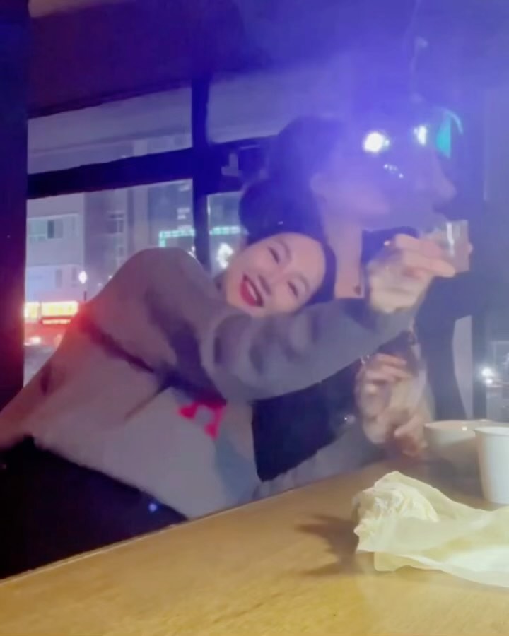 은덩이 윤덩이랑 놀아서 아주 많이
너무너무너무너무너무너무 신이 나버렸어여 💞
만나자마자 나한테 살쪘다고해도 마냥 좋고 예쁜 내 친구~~~
우리 사이 벌써 20년 👩‍❤️‍👩
아니 살쪘다고 말하면서 왜이렇게 많이 먹이는거냐고~~
#원성동 막창 대박 맛집 명가막창
막창구이 먹고 곱창전골 시켜 누룽지도 안먹는다는데도
두개나 달라고하는 여인… 
그렇게 안먹는것도 먹이고
#천안술집 분위기도 칭찬하는 만월포차에서는
좋아하는 소주안주 바지락탕에 칼국수까지…
근데 윤덩아 그래서 나 출근해야하니
내가 밤새 놀 거 알아서 십년전처럼
근처에서 모캉스 하자했지…
택시 태워 멀리 못 보내겠어서 집초대 굉장히 싫어하는데 내집에서 배달시켜 새벽 늦게까지 더 마시고 재웠지 모예요?
그리고 세상 모르게 여전히 쿨쿨 주무시는 윤댕공주마마 🤪
겅주마마 오늘 나 해장으로
맛있는 거 사주세요, 앙?앙앙? 💗