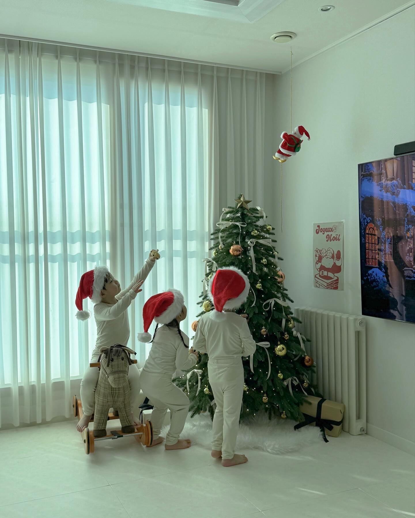 2년째 같은반인 어린이집 왕자님들과 
크리스마스 추억남기기🎄
셋다 나란히함께 웃는건 건질수없었지만
이렇게라도 추억을 남길수있어 좋았다
내년이면 지유보다 먼저 떠나게될
군인가족 친구들이지만 남는건 사진이라고
훗날 너희들에게 좋은추억이 되길바래
왕자들아, 우리집에 와줘서 고마워

#엄마들겨에땀난건안비밀 #크리스마스사진촬영