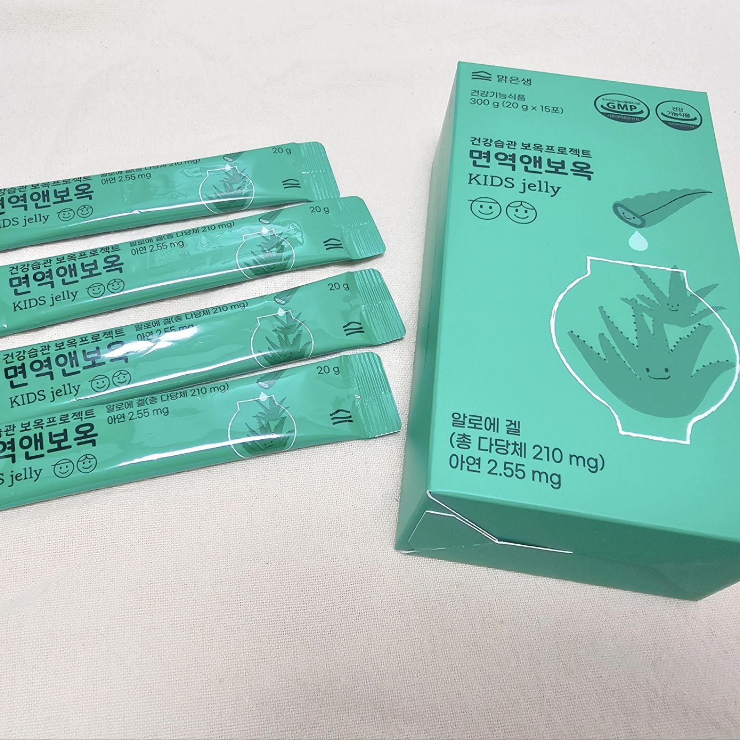 #협찬 

면역앤보옥 

갑자기 더워진 날씨에 우리아이 면역력을 더욱
신경써야 하는 시기가 왔어요 

요즘 활동량이 많은 우리아이 건강이 걱정 되는데요
면역력에  좋은 제품을 좋은기회로 맛볼수 있게 되었어요 

면역앤보옥은 프리미엄 원료로 만든
면역 키즈젤리에요
쉽게 먹을 수 있도록 젤리 형태로 제작
되어 아이들이 맛있게 먹을 수 있어요 

면역앤보옥은 깨끗하고 신선한 원료를 사용하 는데요
주원료는 유기농 텍사스산 프리미엄 유기농인증 
알로에는 면역력 증진 피부 건강 장 건강에 
도움 을 줄 수 있는 5중 기능성 원료에요 

실온보관 가능하여 외출 등 언제 어디서나 간편하게
들고 다닐 수 있어요 1일 1회 1포 꼭꼭
신선하게 보관하고 싶으시면 냉장보관해서 
시원하게 먹어도 좋아요
τнänκ чöü ᰔᩚ mgswellness_official 

현재 ~6.30.까지 
공홈사이트에서 구매 시 할인 이벤트와
리뷰 시 스타벅스 5천원 기프티콘 이벤트도 함께
진행 중이니 참고하세요^^ 

#맑은샘 #5중기능성 #면역력증진 #식약처인증 #건강기능식품 #블루베리맛 #키즈젤리 #장건강 #피부건강 #유기농인증알로에 #자체개발특허성분함유