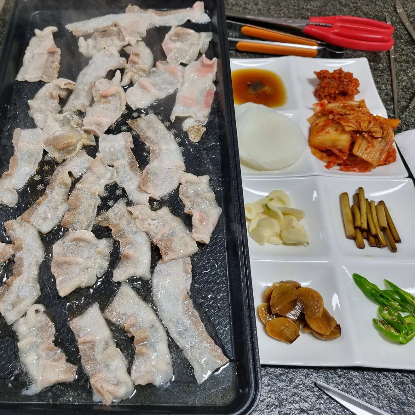 대패삼겹살에 묵은지🙂

#대패삼겹살#삼겹살#묵은지#냉삼#냉동삼겹살#장아찌#food#homemadefood#instafood#onthetable#맛스타그램#맛있다그램#먹방스타그램#먹스타#밥#온더테이블#인스타푸드#음식#음식스타그램#집밥그램#푸드스타그램#집밥#집밥스타그램#홈쿡#오늘요리#homecook#cook#요리스타그램#요리#협찬환영