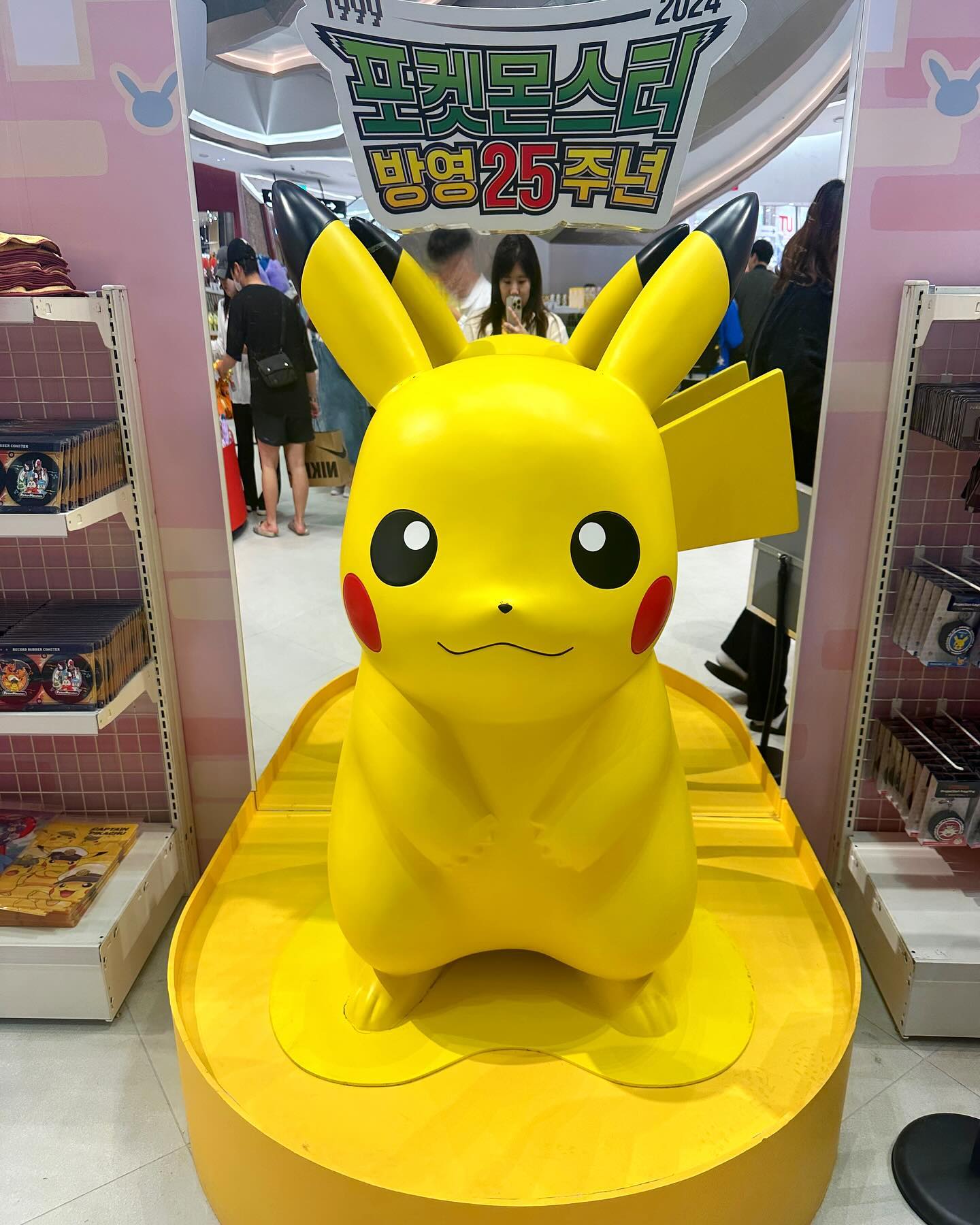 수원 롯데몰 리뉴얼🔥
마실갔다가 들린 포켓몬 팝업스토어!! 기간은 4/25~5/9 
뭐가 많이 없어보이는데 또 있는거같구, 메타몽 인형 부드러워서 손길이 갔다🫠💜 여윽시 마무리는 롯데마트🛍️

#롯데몰#롯데몰수원점#포켓몬스터팝업스토어
#아는포켓몬이몇없는게함정#포켓몬#메타몽#피카츄#수원사람