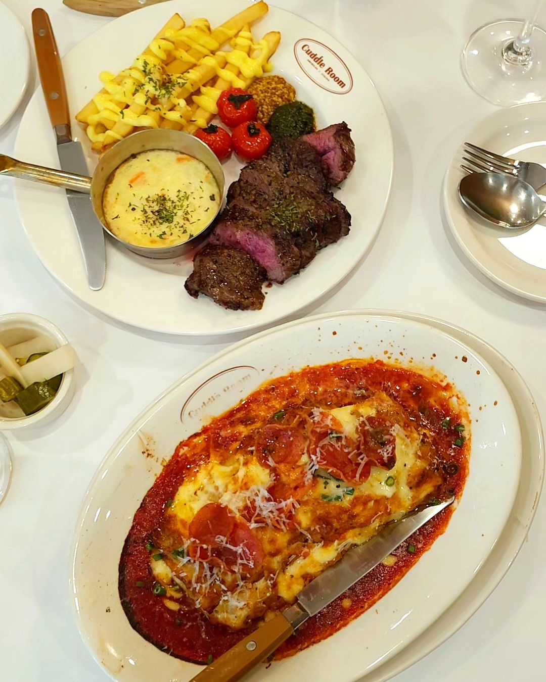 #협찬 #리뷰노트
기분좋은 주말~~ 남편과 함께 맛있는
점심데이트 즐기러 집근처 연남동으로~
커들룸 연남 궁금했던 곳이었는데
정말 만족스러웠어요. 😘😘

1950년 대 미국 가정집 느낌에~ 
들어가자마자 인테리어가 너무 이쁘더라구요. 
소품 하나하나 가구 하나하나가 전부 
빈티지 느낌 제대로~~ 친구랑 오기도, 
연인이랑 데이트하기도, 가족이랑 오기도 딱!!

음식 플레이팅도 엄지척!!
커트러리에 물주전자 물컵까지 어느 하나 
안 예쁜게 없는 커들룸 연남 😍

하우스 스테이크는 버터갈릭 감자튀김, 
구운 토마토와 겨자, 바질페스토,
메쉬 포테이토, 스테이크 구성으로 
참 알차더라구요! 눈과 입이 즐거운 ~

페퍼로니가 듬뿍 들어간 라자냐
소스도 치즈도 듬뿍 ~ 한입 가득
먹으니 넘 행복한😍😍

맥주와 와인 한잔 곁들이며 주말 데이트
넘넘 즐거웠네요.^^
다음엔 딸들도 함께 와야겠어요.

🕰영업시간: 매일 12:00~21:00
☎️ : 0507-1345-3918
📝  네이버 예약 가능해요!!

#홍대파스타 #연남동파스타
#연남동맛집 #부부데이트 #연남커들룸
#분위기좋은레스토랑 #소개팅맛집 
#따뜻한느낌의레스토랑 #연남동데이트
#연남동양식찐맛집 #진심이담긴요리
#홍대데이트 #홍대파스타찐맛집