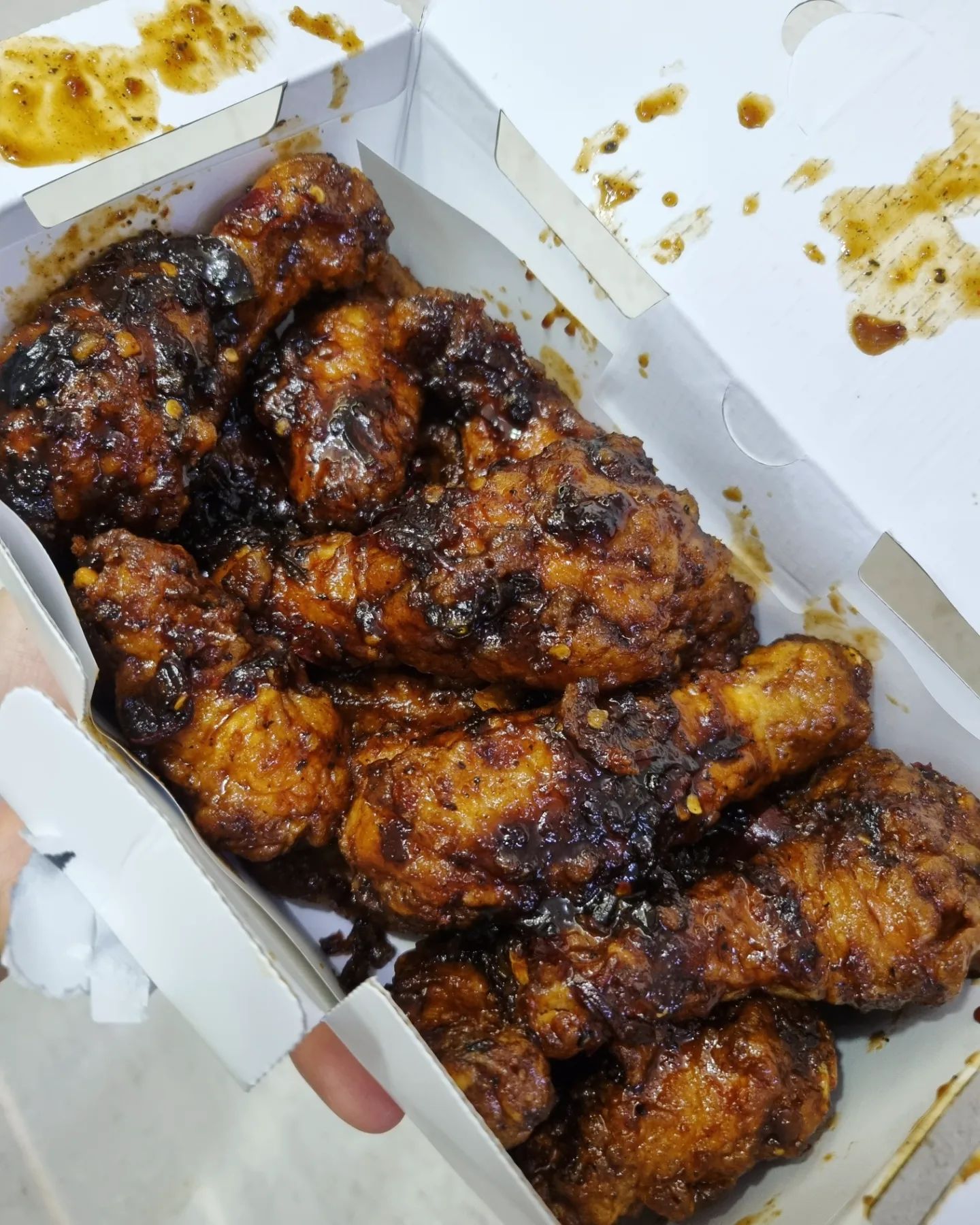 🍴#내돈내산
치킨은 역시 교촌이네요😄 원래 허니콤보에 레드소스만 먹었왔는데 오늘 처음으로 도전해본 블랙시크릿!!🍗 비쥬얼만 봤을때는 엄청 짠맛이 강할것같은 느낌이었지만 과하지않은 매콤갈비(?)와 비슷한 양념맛과 추가토핑인 산초가루를 
뿌려먹으니 알~~싸한 k-마라(?) 느낌이라고나 할까 기존치킨들과는 다른맛에 정신없이 먹었네요☺️
입맛없어서 치킨먹은것과는 다르게 너무나도 빠르게 먹어치운 교촌치킨 블랙시크릿! 좋아요😉
.
.
.
.
#치킨#교촌#블랙시크릿#치킨추천#교촌치킨#치맥#k마라#오늘뭐먹지#저녁추천#야식#협찬#광고
#맞팔#선팔하면맞팔#먹팔#food#korea#kfood#한국맛집#follow4follow#likesforlike#인친환영#좋반#like