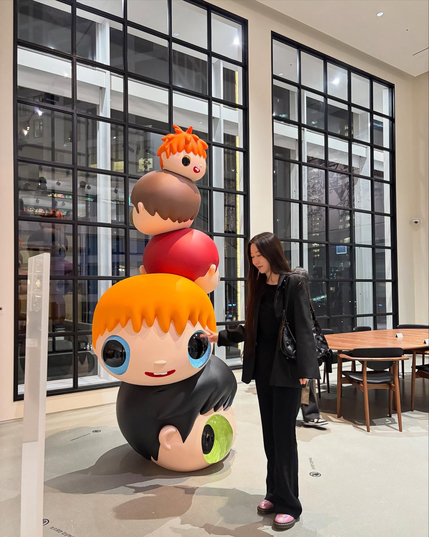 전시 볼 여유없이 지내는 요즘 좋은 인연 덕분에 
오랜만에 좋은 가구와 작품 관람이었던 전시 #취향가옥 

미공개 소장품부터 새로 알게 된 작가들의 작품들과 어우러진 인테리어  예술가의 집 처럼 화려하고 재미있었던 현장!

취향이 정말 물씬 담겨져있던 “家居” 
내 미래의 가옥을 그려보게 한다

20장 피드 가능해져서 전시 관람 직후에 바로 올린다는게 
지금에서야 업로드..그래도 올해 안넘겼다😣

오프닝 초대해줘서 고마워요 멋진 hhhhyunjeong 
다음 전시도 곧 갈게요! 🫶