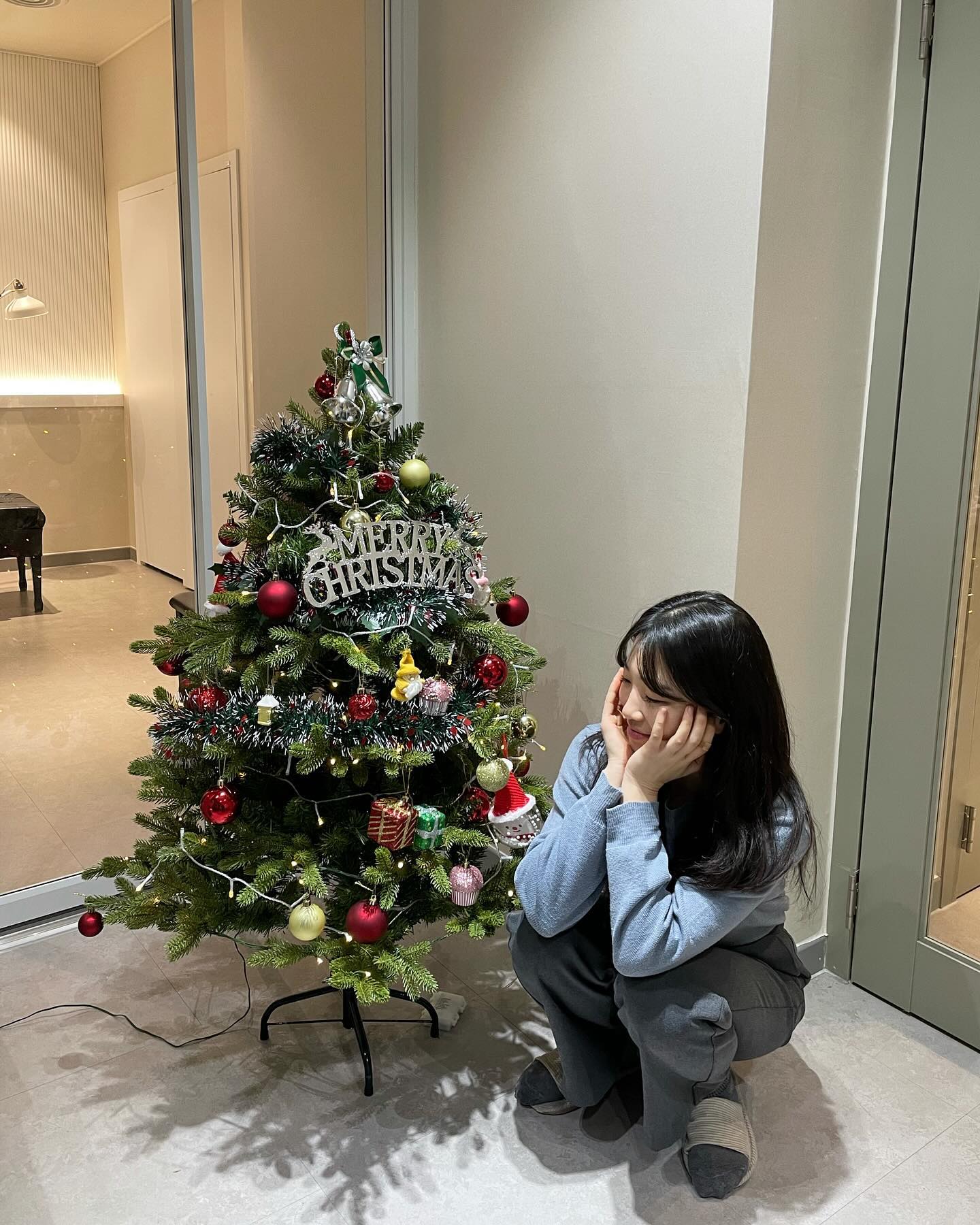 산타가 트리들고 깜짝등쟝한 날🎄

같이 트리꾸미기 하는데 문득,
고층아파트 없던 그 시절
가족끼리 해마다 트리 꾸미기했던
추억이 생각나서 혼자 감동먹음🫢

요즘 바쁜데 이런거까지 챙겨주고ㅠ^ㅠ (흑흑)
우리두 해마다 트리 꾸미자?
그리구 당분간 좀 짜증나게해도 참을게🫶🏻♥️