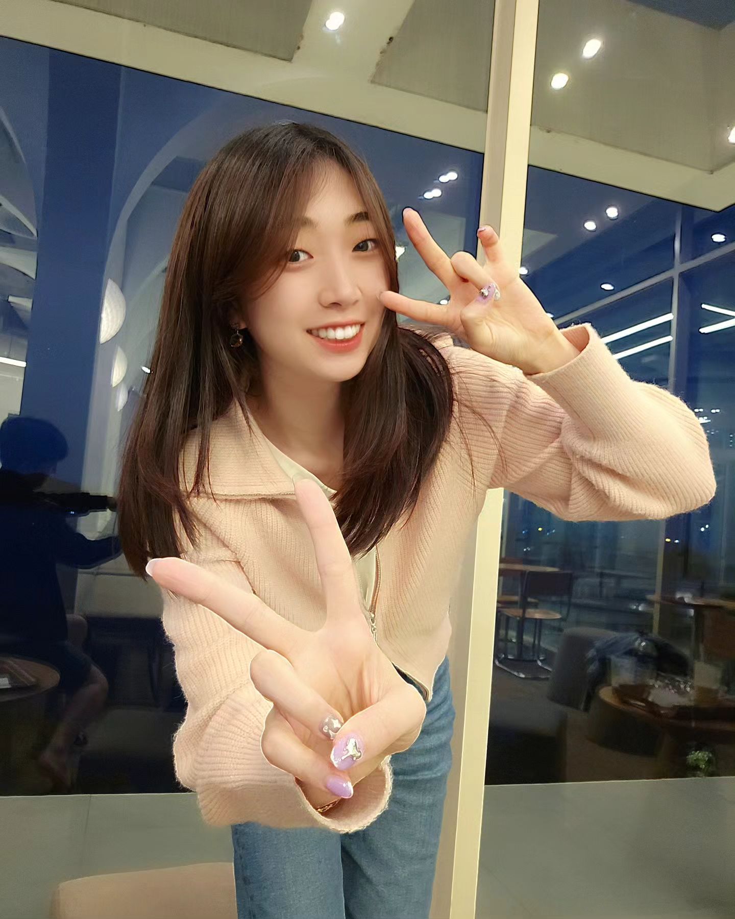 ✨️여수카페 모이핀

🕑 월-일 9:00-21:00 (라스트오더 20:30)

🫠 날좋을때 창가가 너무 이쁘다.
노을하늘은 보이는데 해는 안보임.
루프탑에서 사진찍기좋다.
지상 4층 지하 2층 컨셉이 다 다르다.
지하가 특히 인스타스럽고 이쁘다.
잔잔하니 날씨구경 인테리어구경 하기 좋은 카페

음료는 딱히 맛이없댱.🥲
6시에가니 케이크 없고, 베이커리 문닫았당. 모징...
.
.
.
#여수여행 #여수카페 #여행에미치다 #여행스타그램